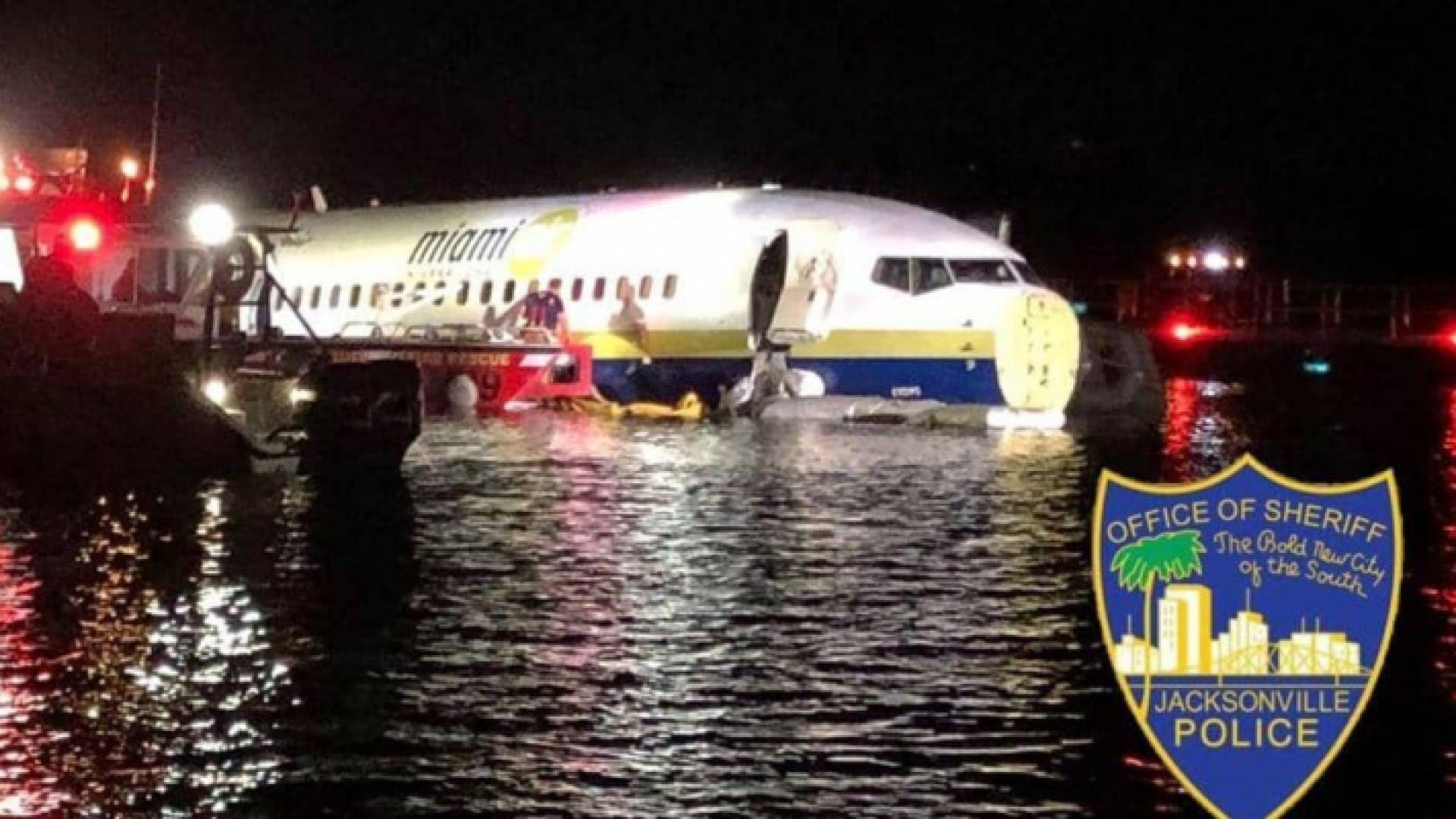 الطائرة هبطت فوق نهر بسلام