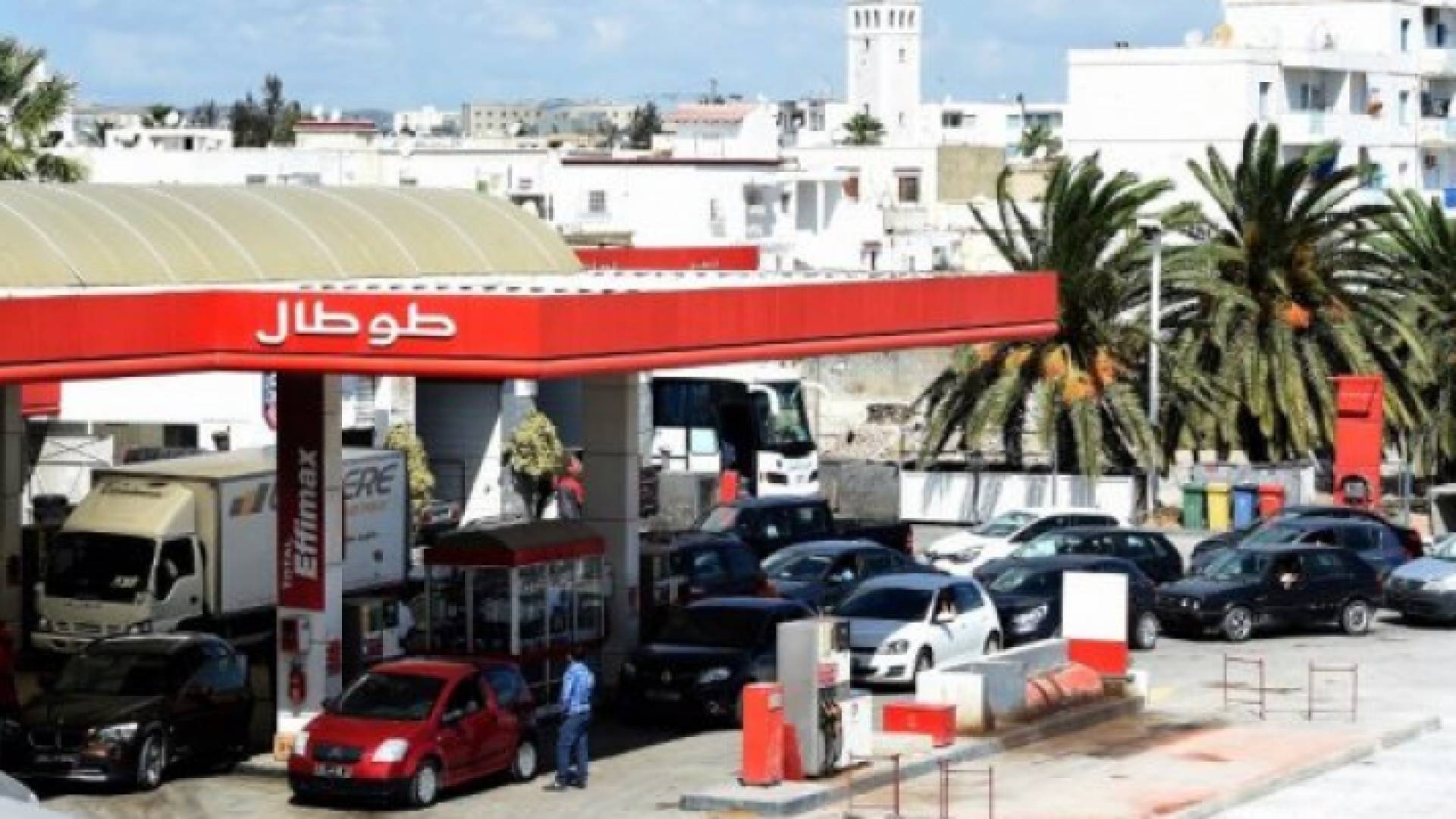اضطراب في محطات بيع الوقود في تونس بسبب إضراب سائقي نقل المحروقات