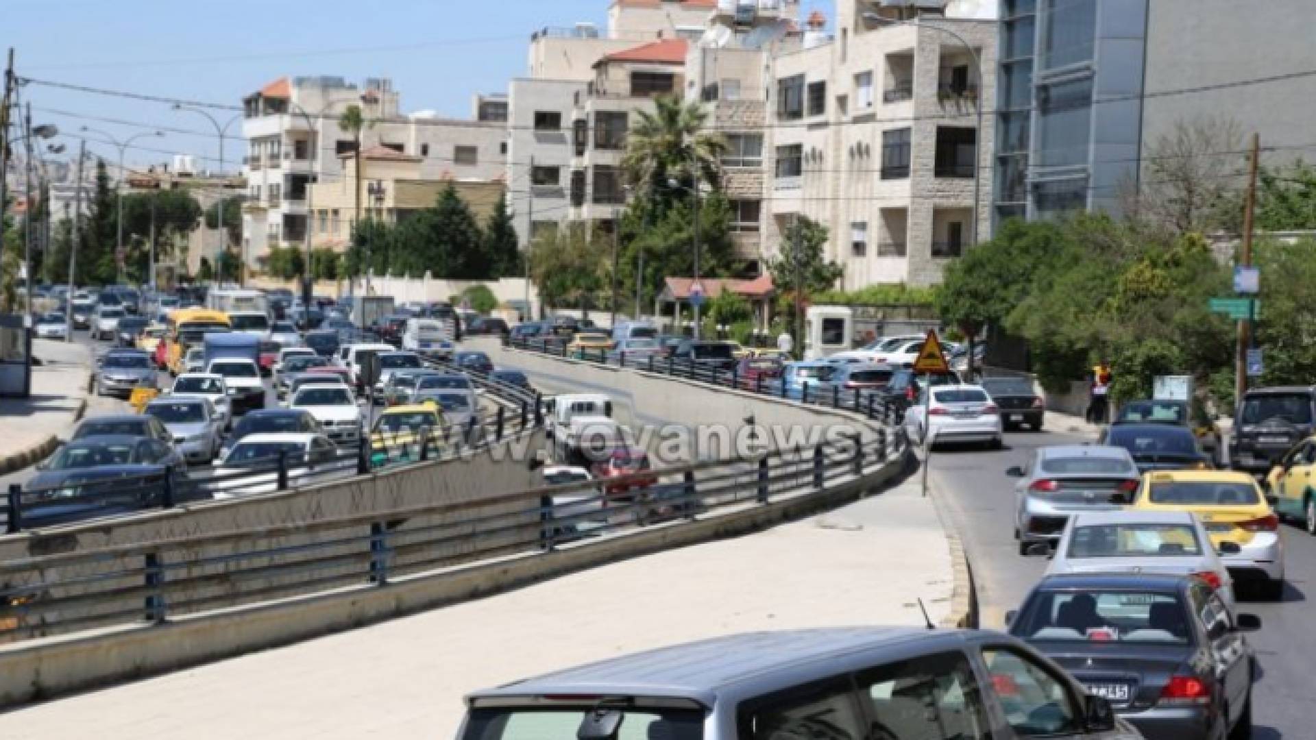 تشهد الأسواق التجارية تهافتا غير مسبوق من قبل المواطنين