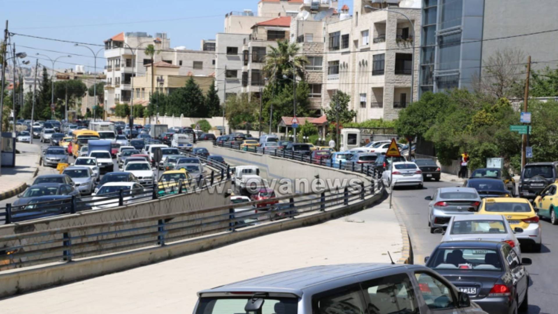 تشهد الأسواق التجارية تهافتا غير مسبوق من قبل المواطنين