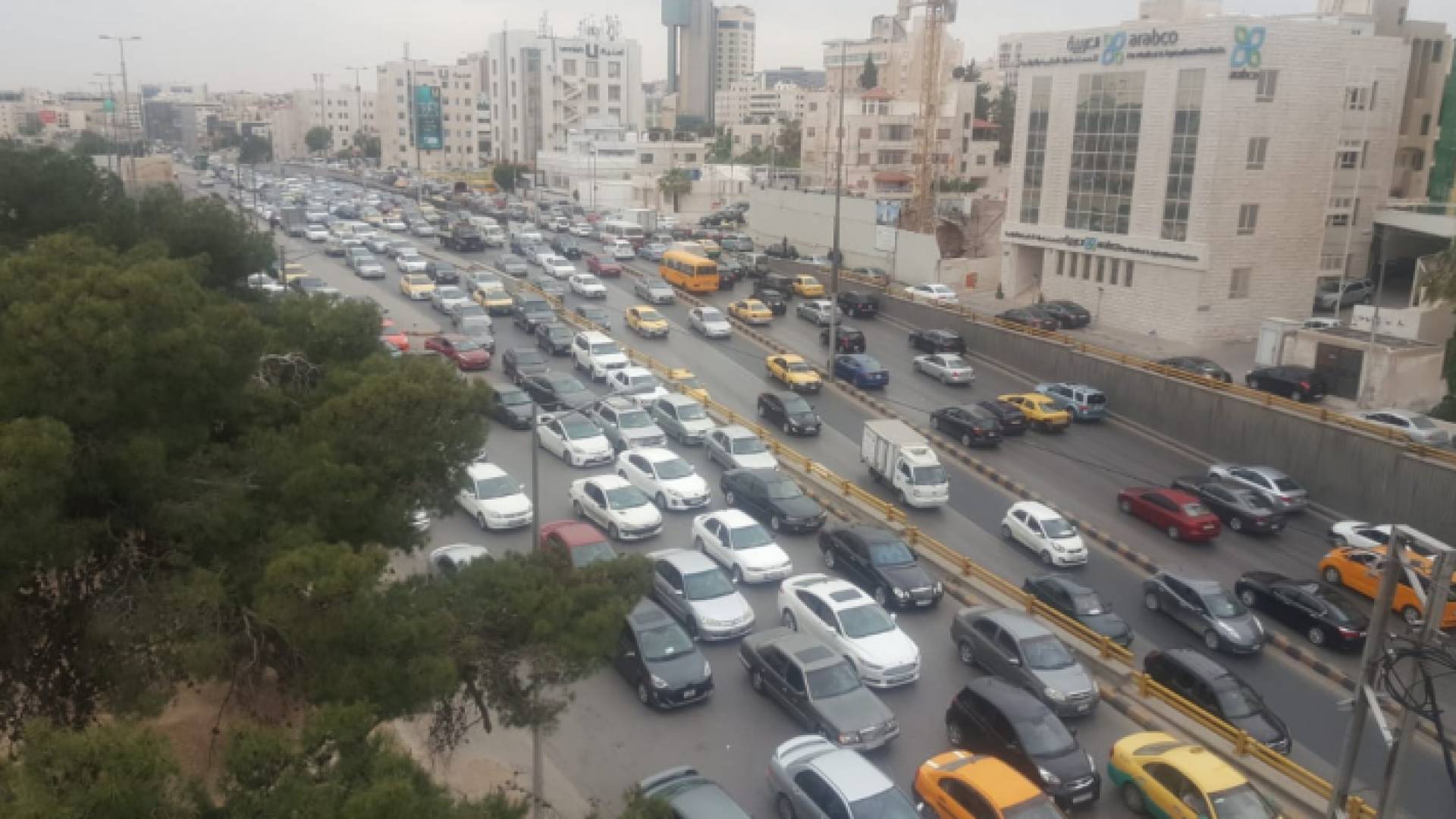 صورة تظهر ازدحامات مرورية في الشارع الواصل بين دوار الداخلية والدوار الرابع