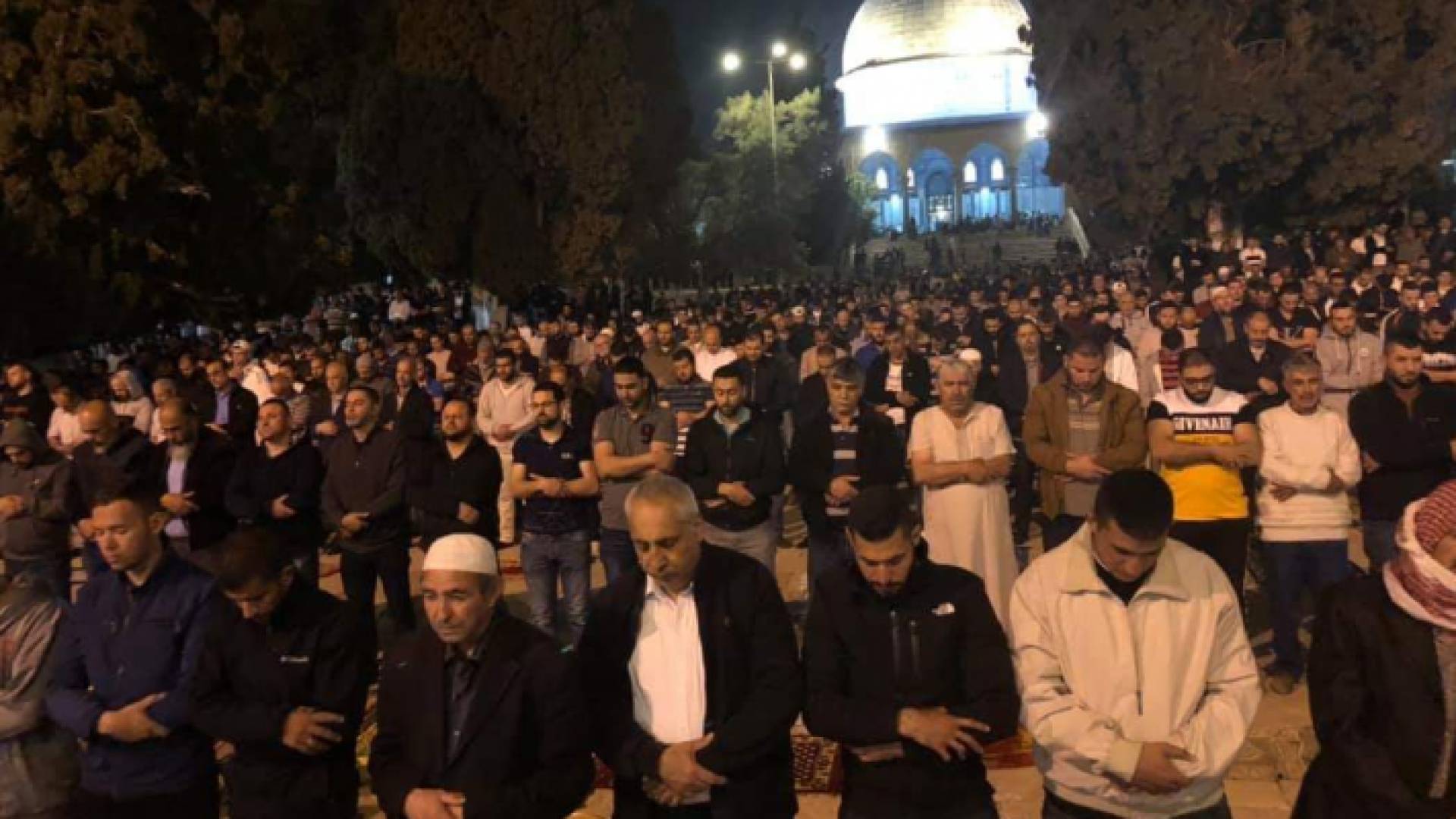 جانب من صلاة التراويح من المسجد الأقصى