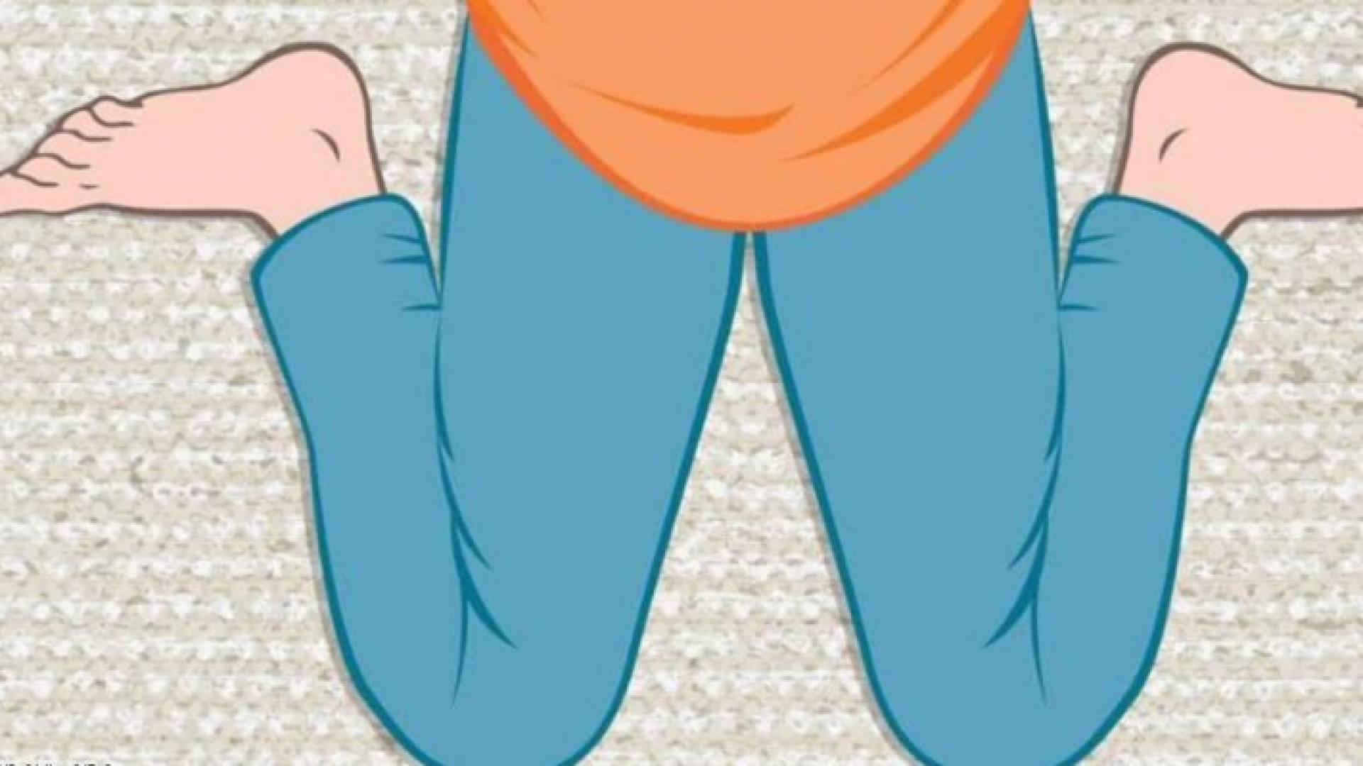 طفل يجلس على شكل حرف W