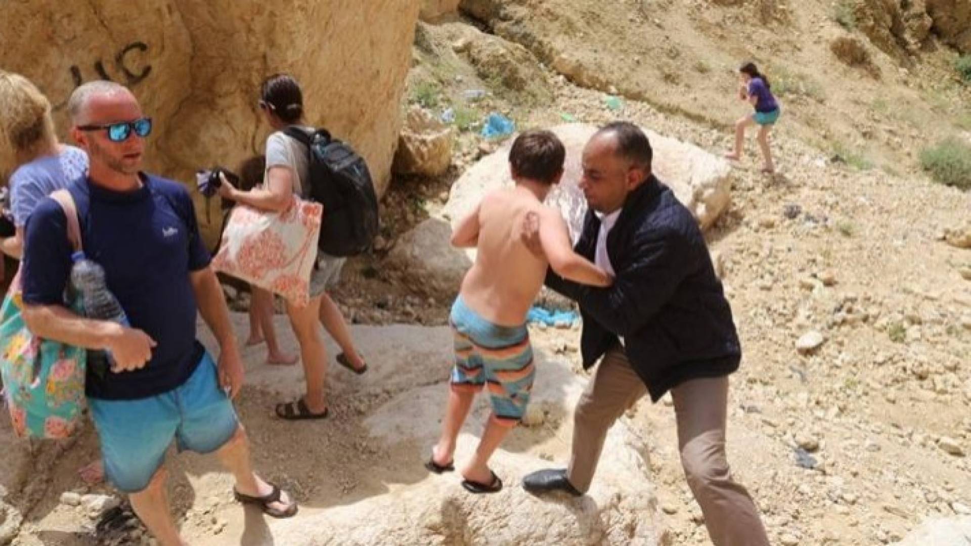 رئيس بلدية الكرك يساعد سياح من الاحتلال