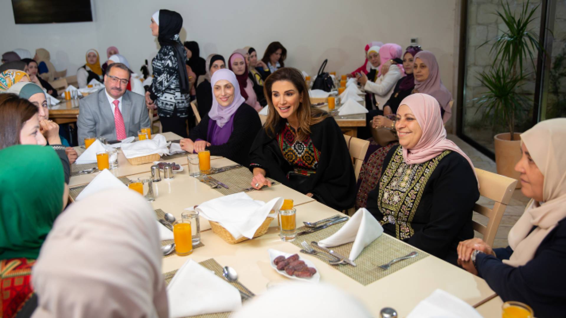 الملكة رانيا العبدالله تقيم مأدبة إفطار بعجلون لعدد من سيدات المنطقة