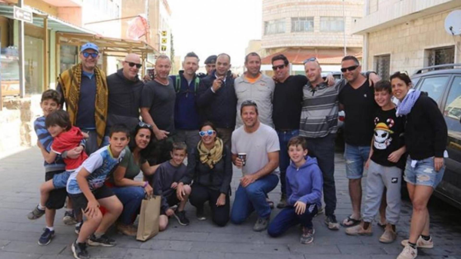 الصورة أرشيفية لرئيس بلدية الكرك ومجموعة سياحية من الاحتلال