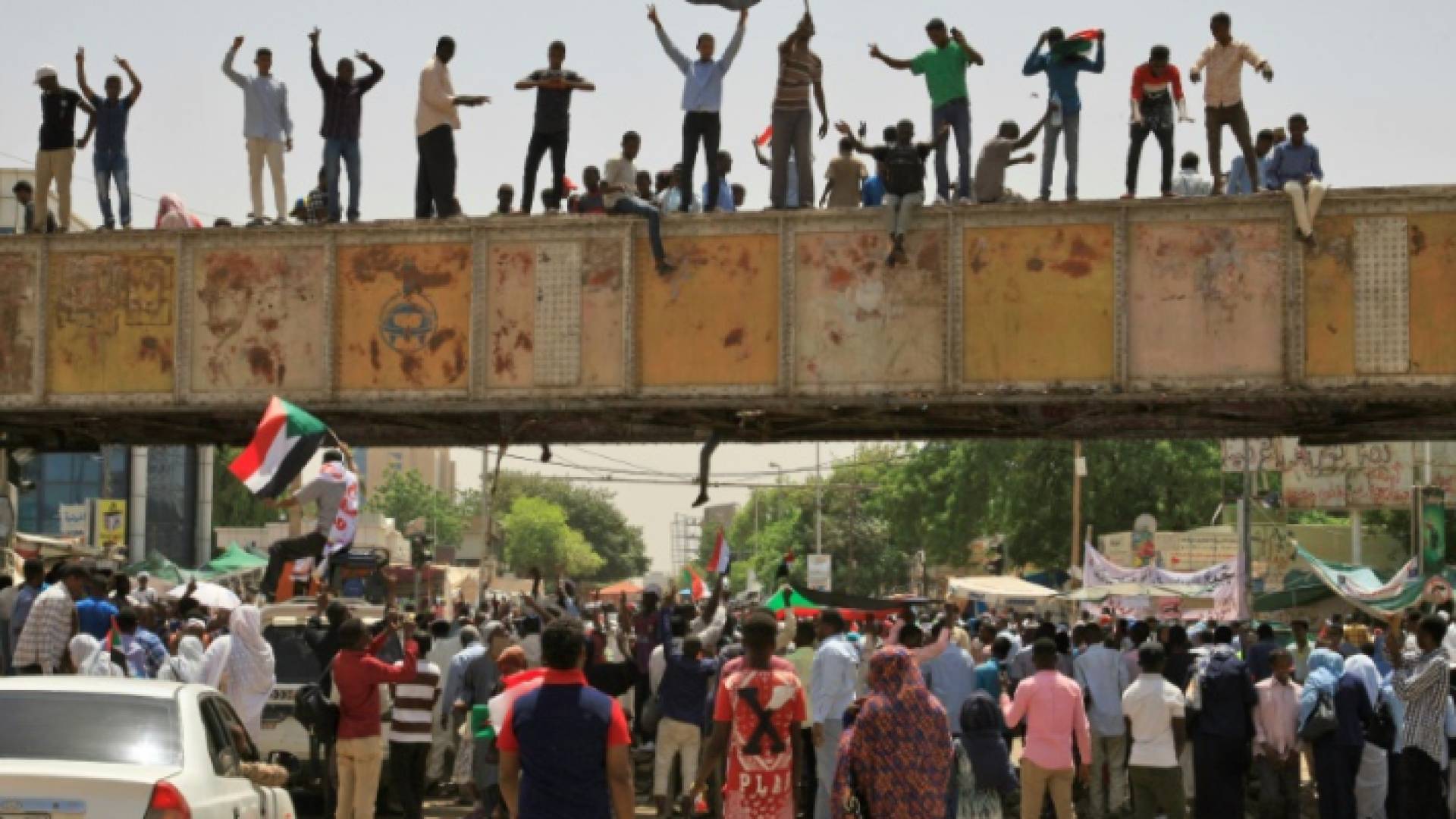 متظاهرون سودانيون أمام مقر الجيش في الخرطوم