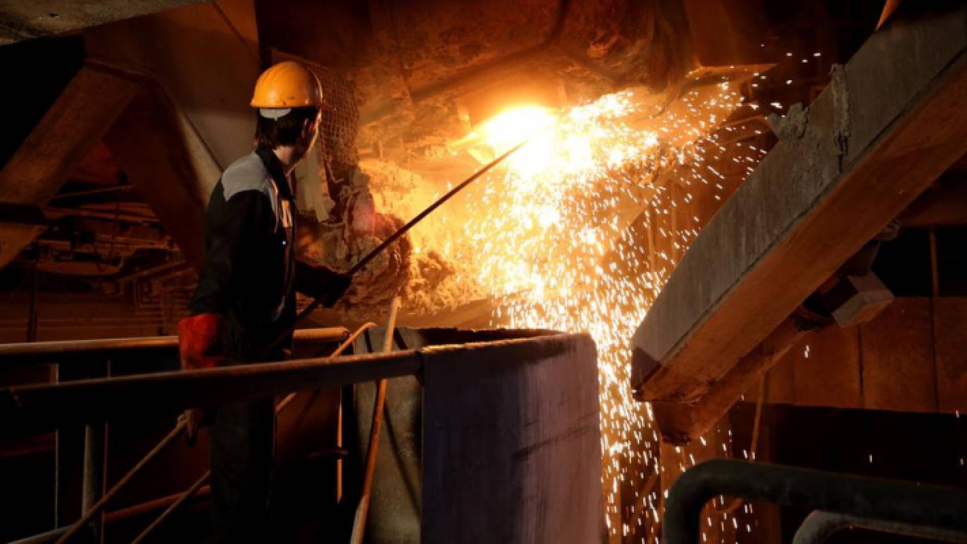 أحد مصانع المعادن في إيران