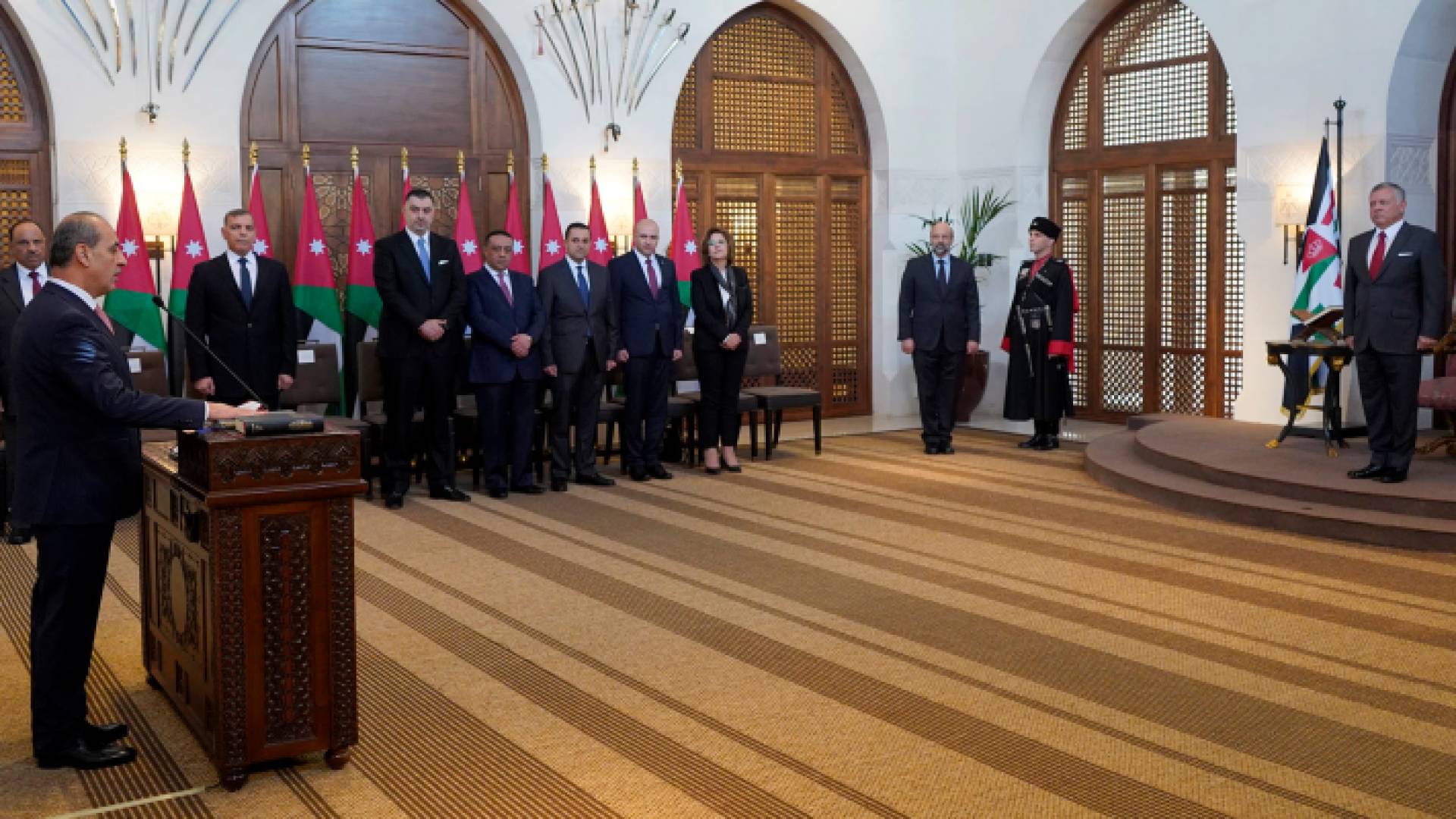 إرادة ملكية بالموافقة على إجراء تعديل على حكومة الرزاز