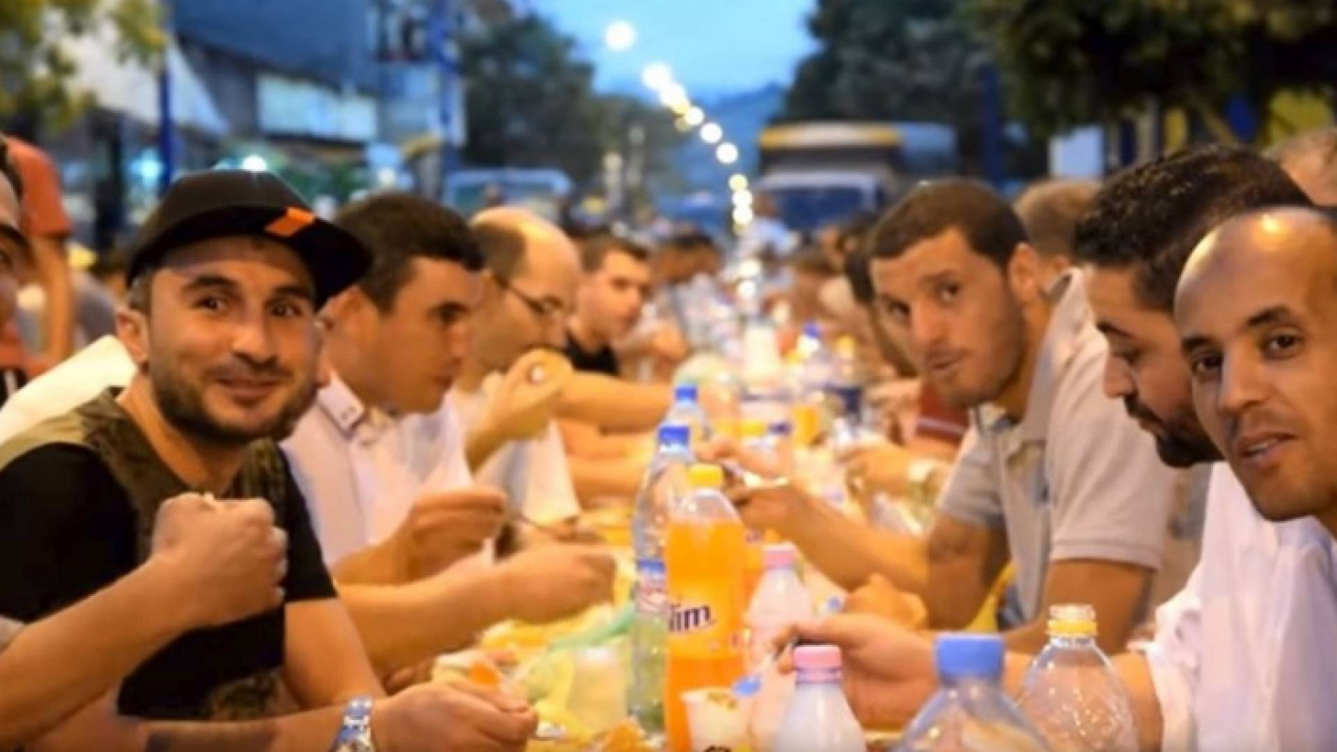 المائدة تجمع كل المصريين بجميع أطيافهم جنبا إلى جنب مع إخوانهم بناة العاصمة