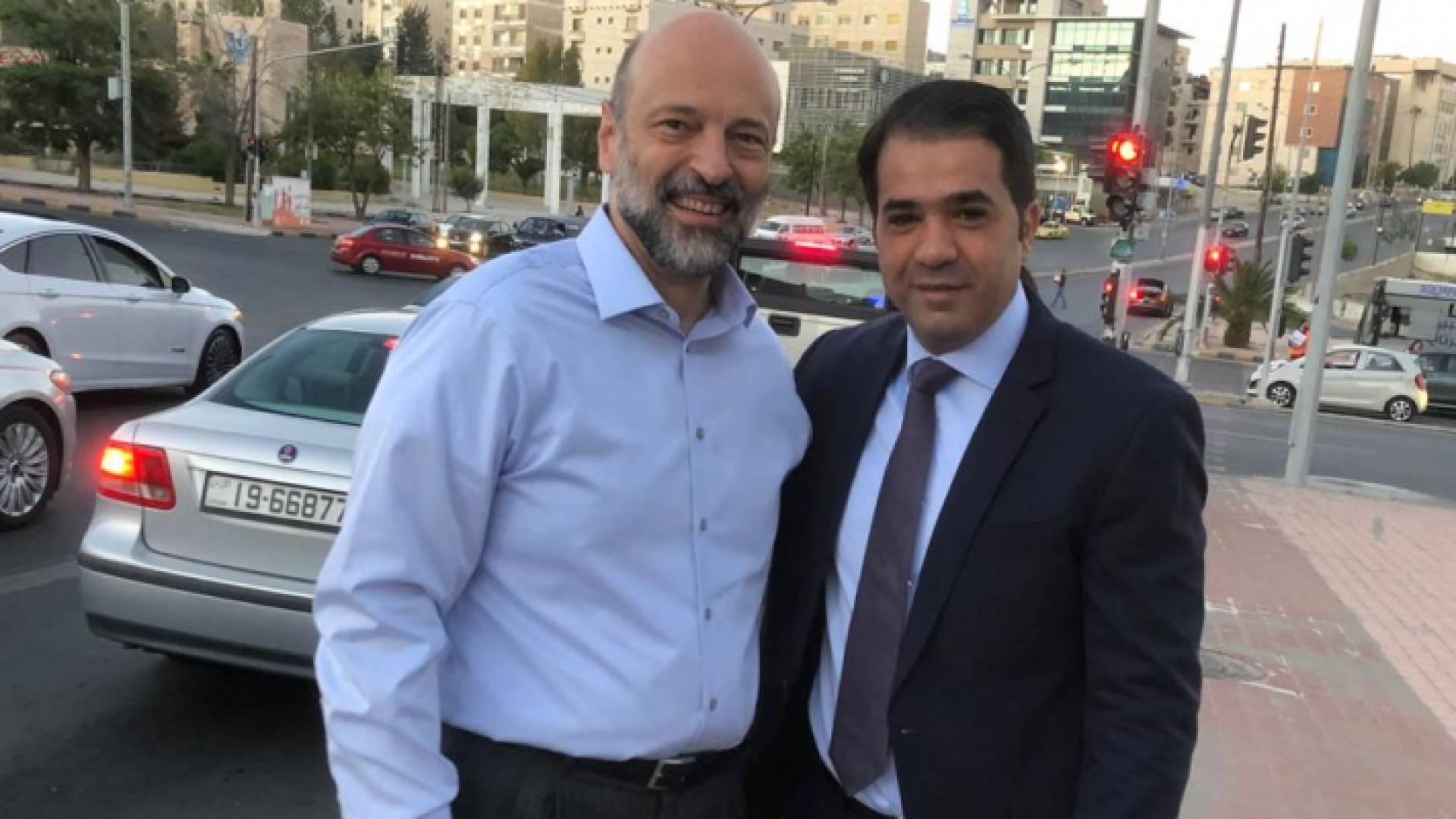 الرزاز يوزع تمرا وماء على المواطنين في عمان