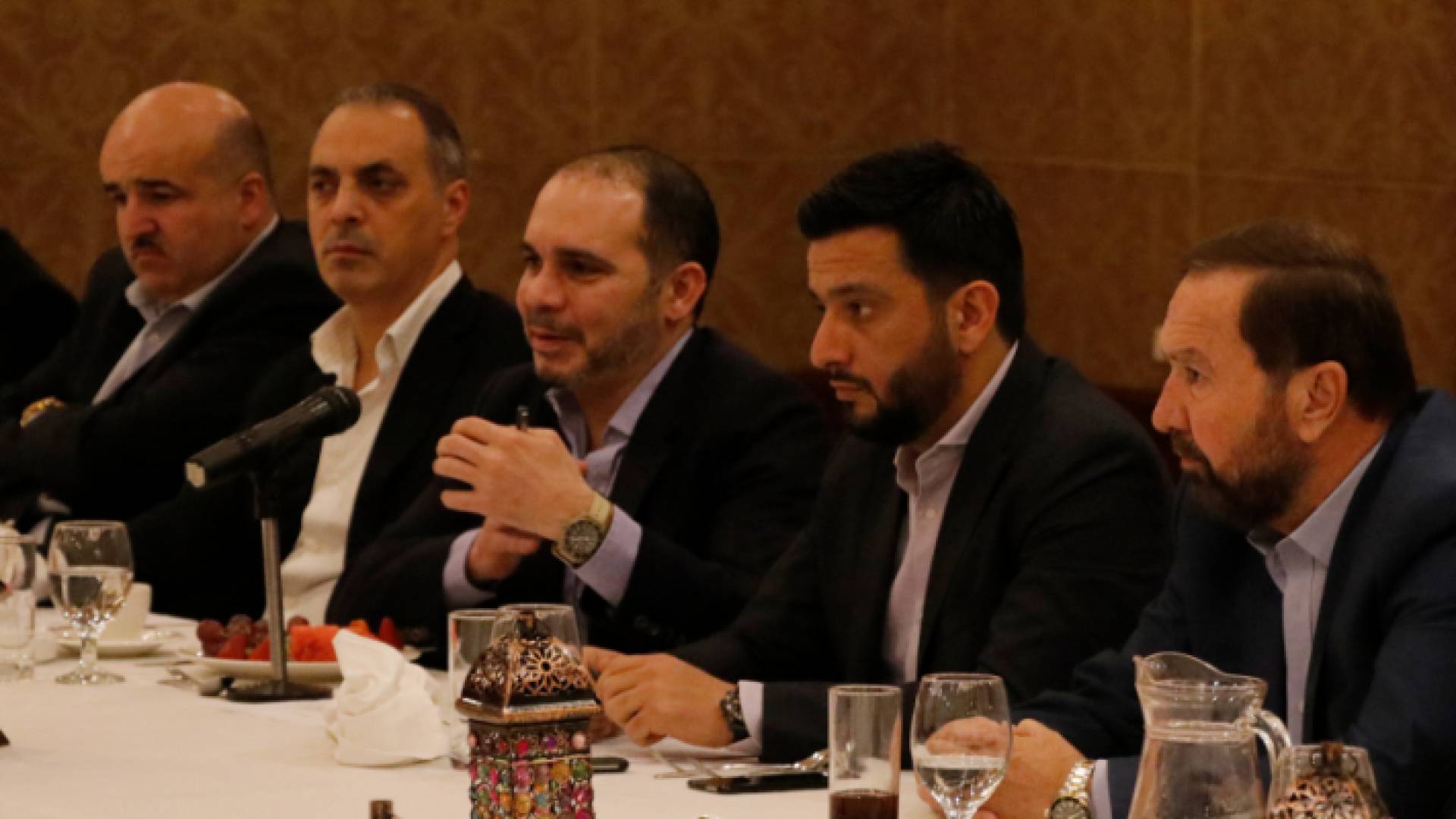 الامير علي خلال حفل الافطار الذي اقامه لممثلي وسائل الاعلام المحلية والعربية السبت الماضي