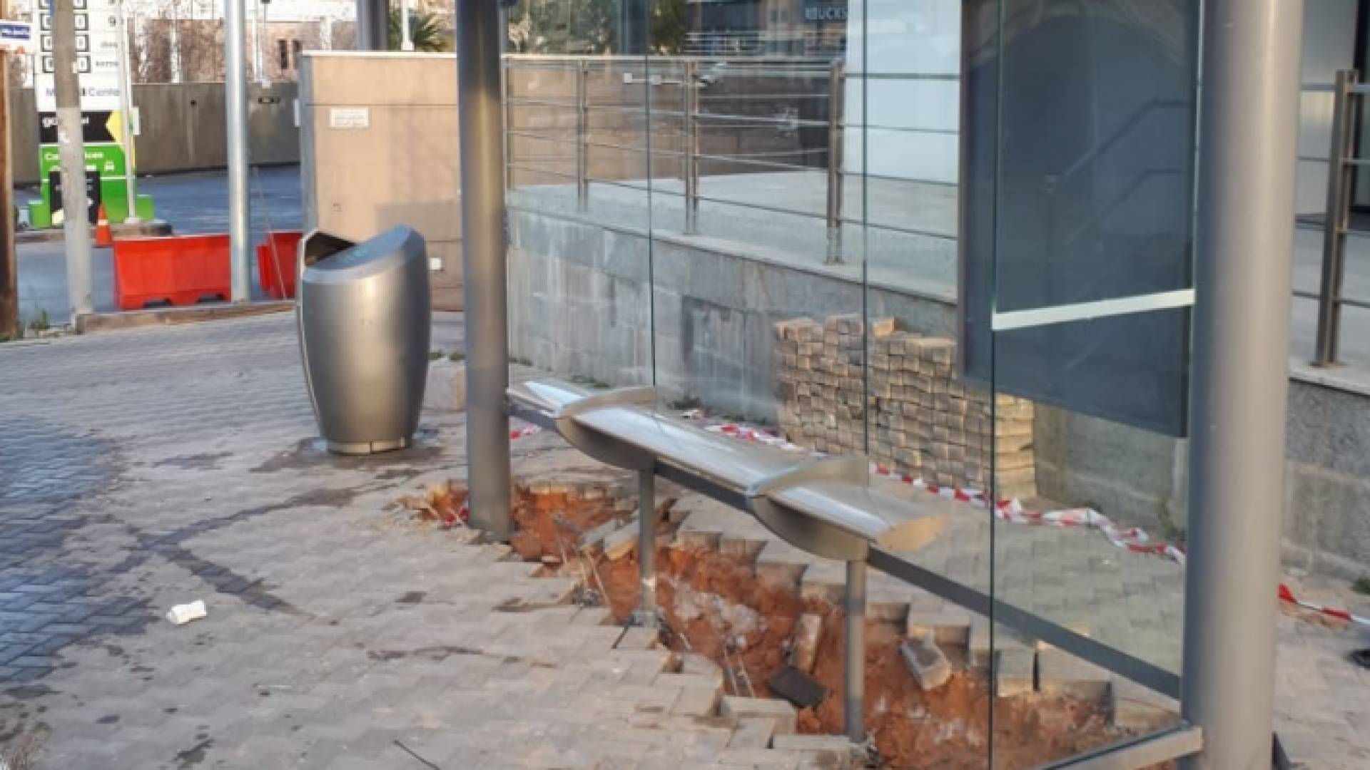 الأمانة تواصل تركيب المظلات والمواقف تمهيدا لتشغيل الحافلات الجديدة الشهر المقبل