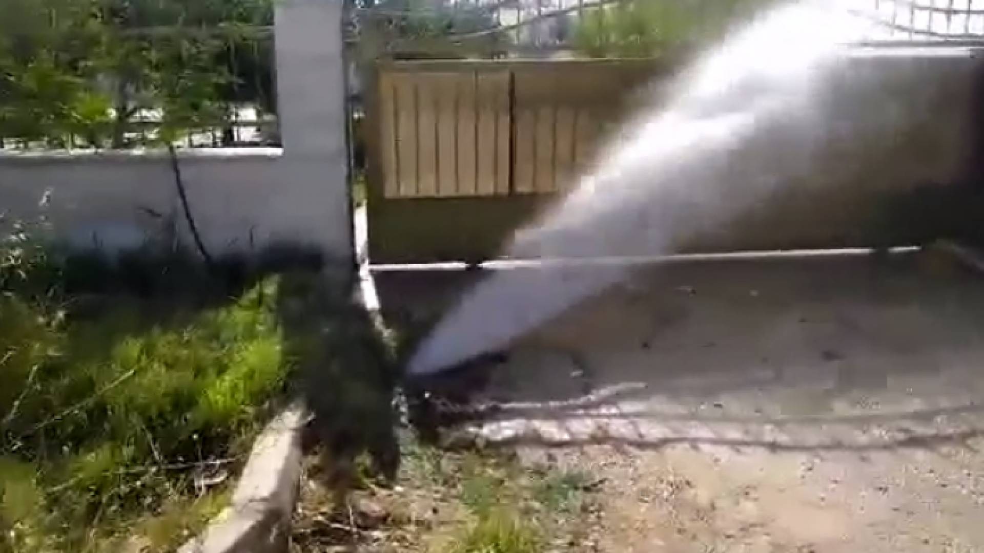 أهالي حي ابو طارة بالسلط يشتكون من وجود خط مياه مكسور منذ يومين