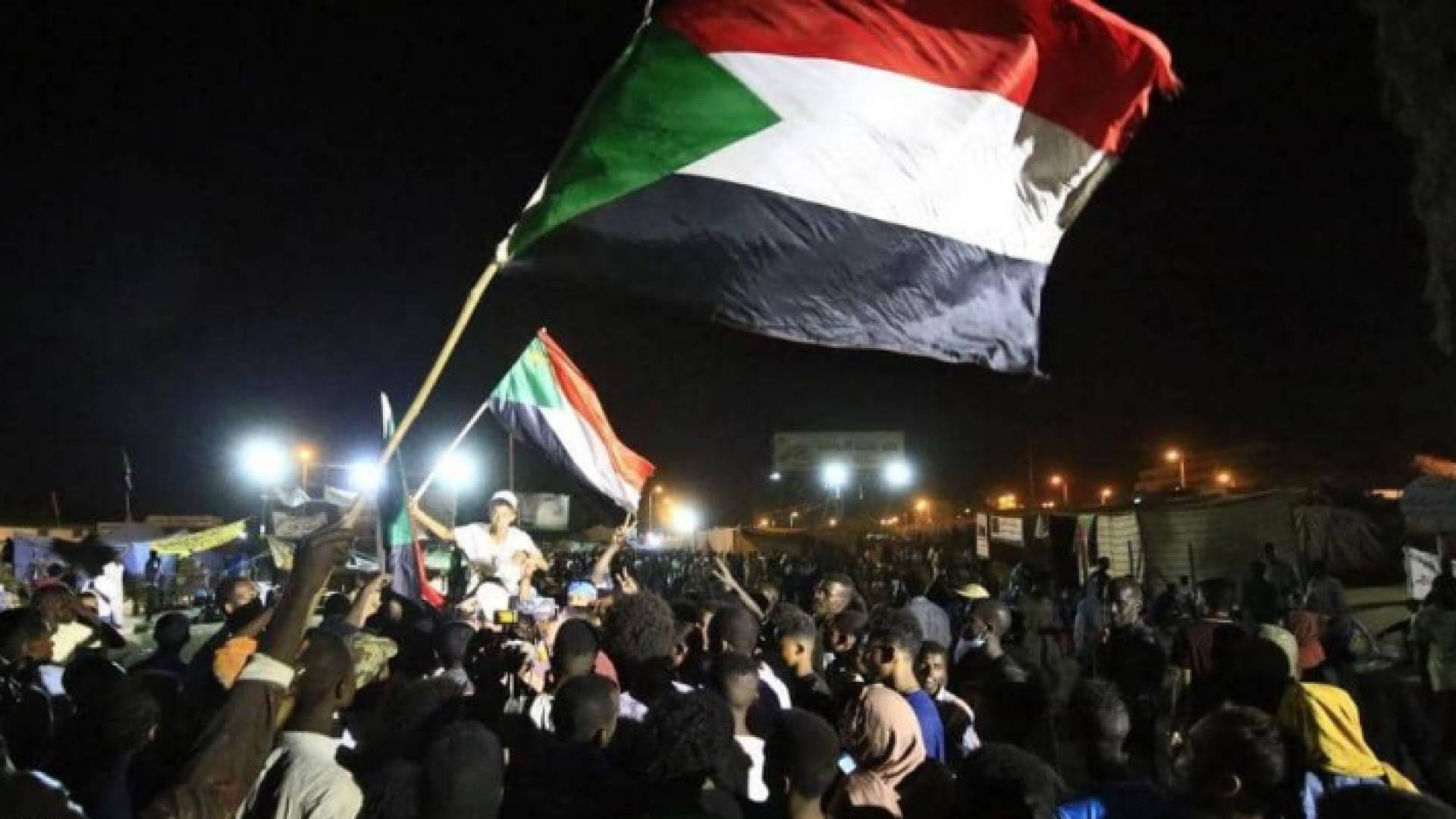 يتهم المجلس العسكري جهات وصفها بالمندسة بتنفيذ الاعتداءات