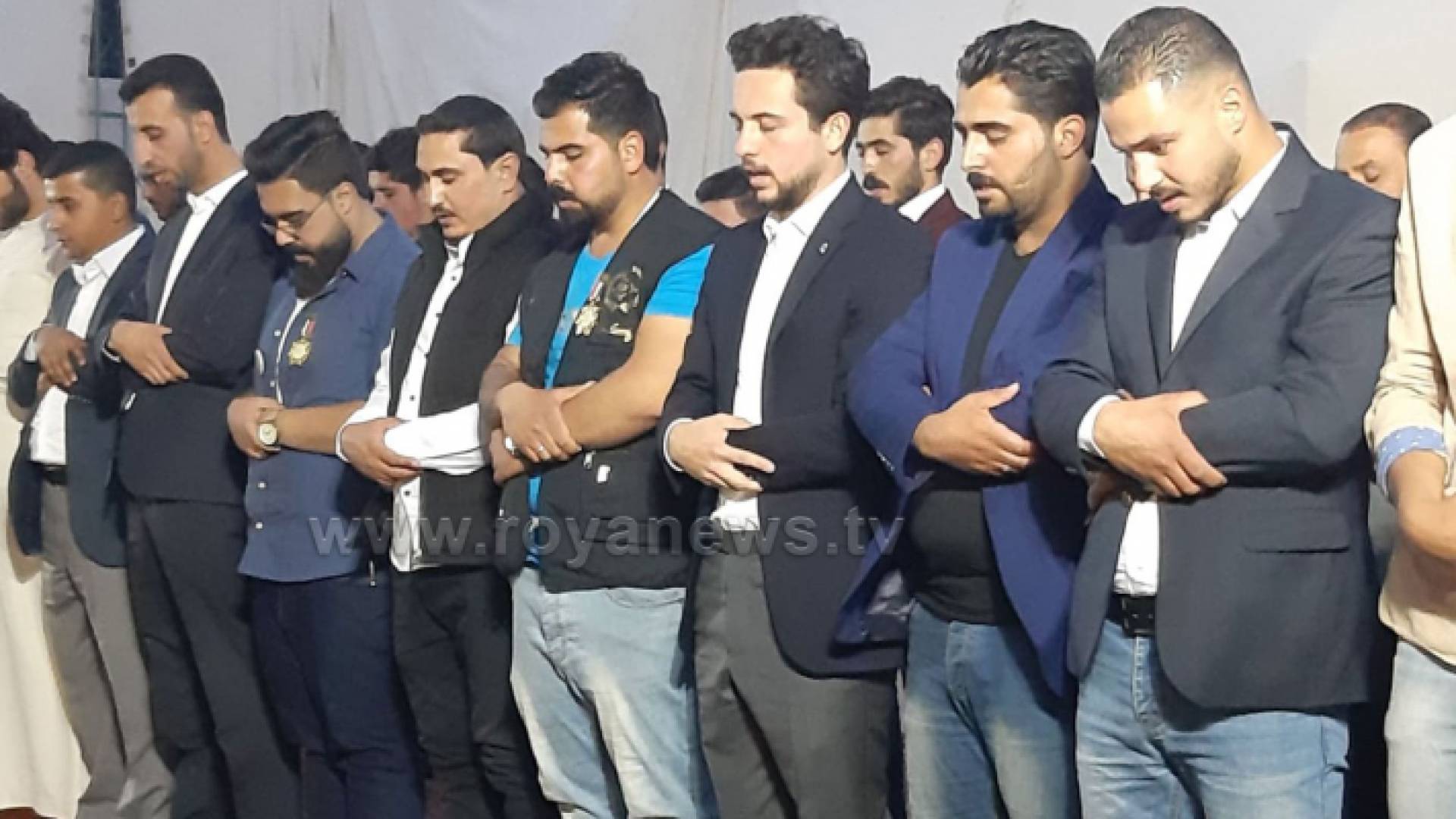 ولي العهد خلال صلاته مع شباب الكرك