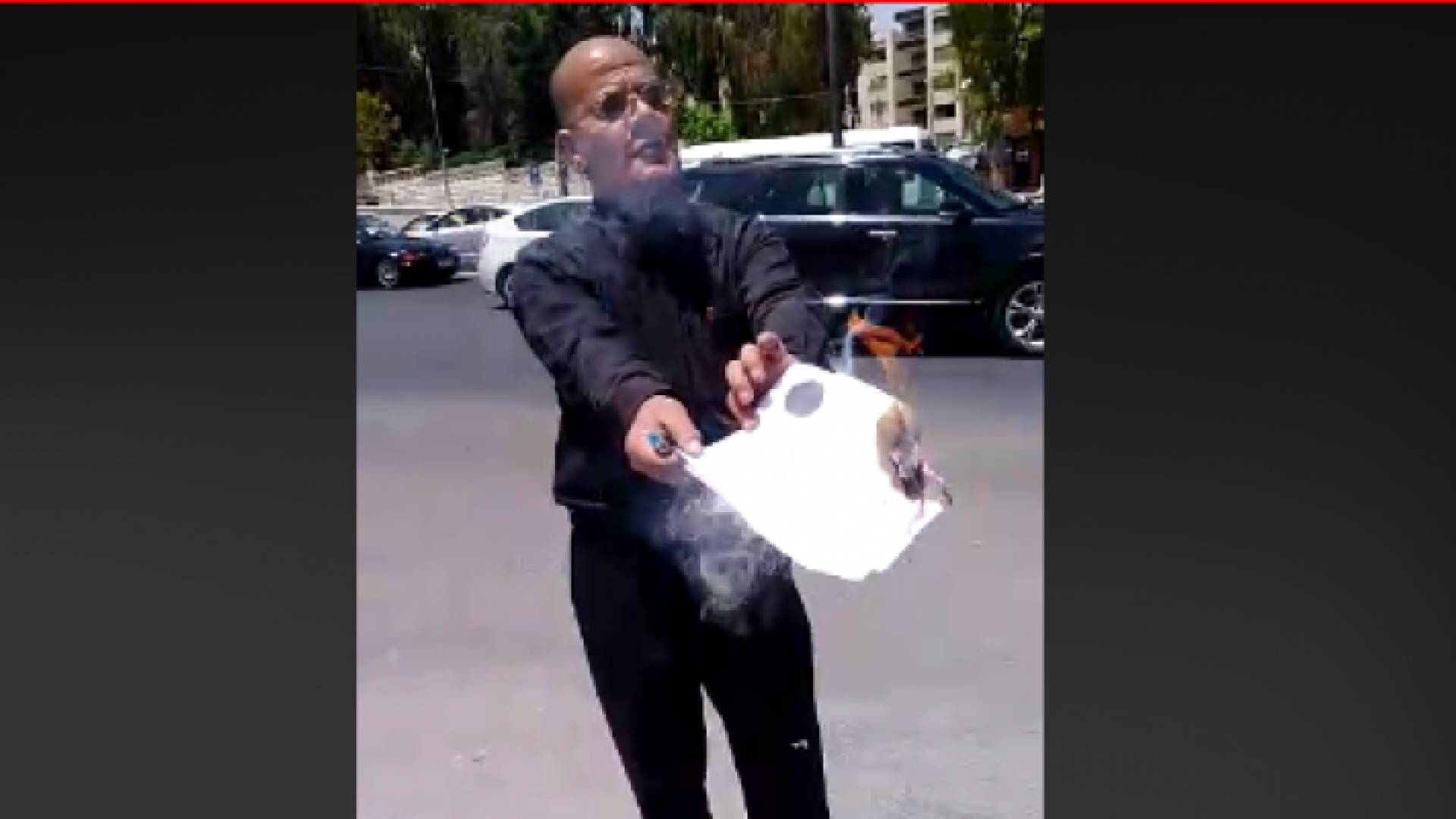 أردني يحرق شهادة الدكتوراه