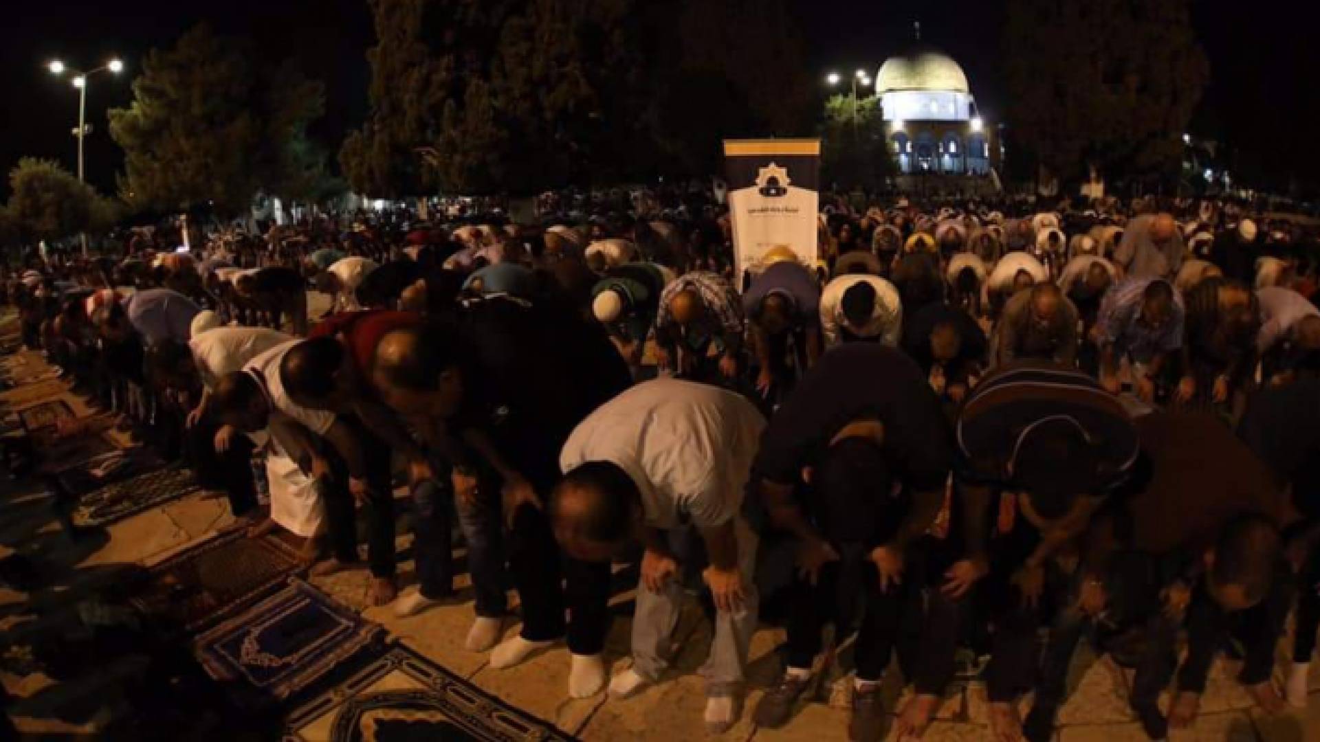 عشرات الآلاف يؤدون صلاتي العشاء والتراويح في رحاب المسجد الأقصى