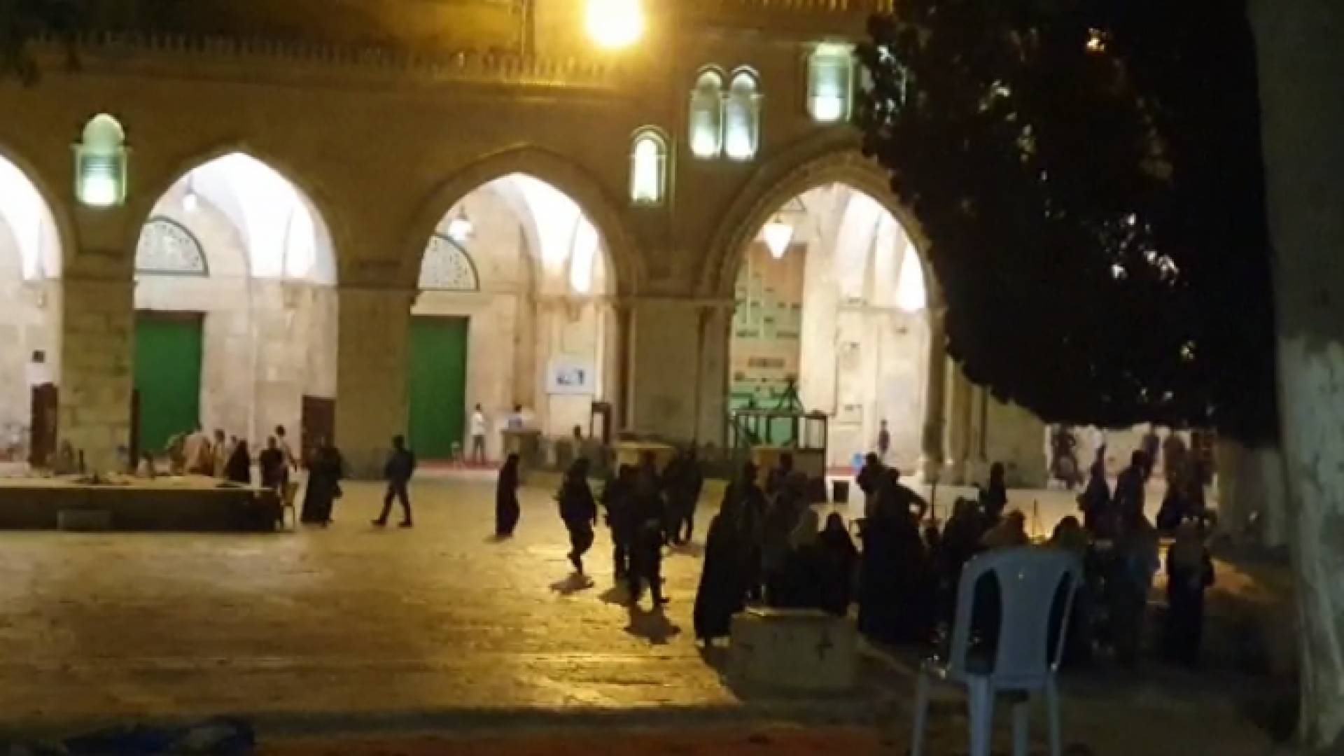 قوات الاحتلال تقتحم الأقصى وتشرع بإخلاء المصلين من باحاته بالقوة