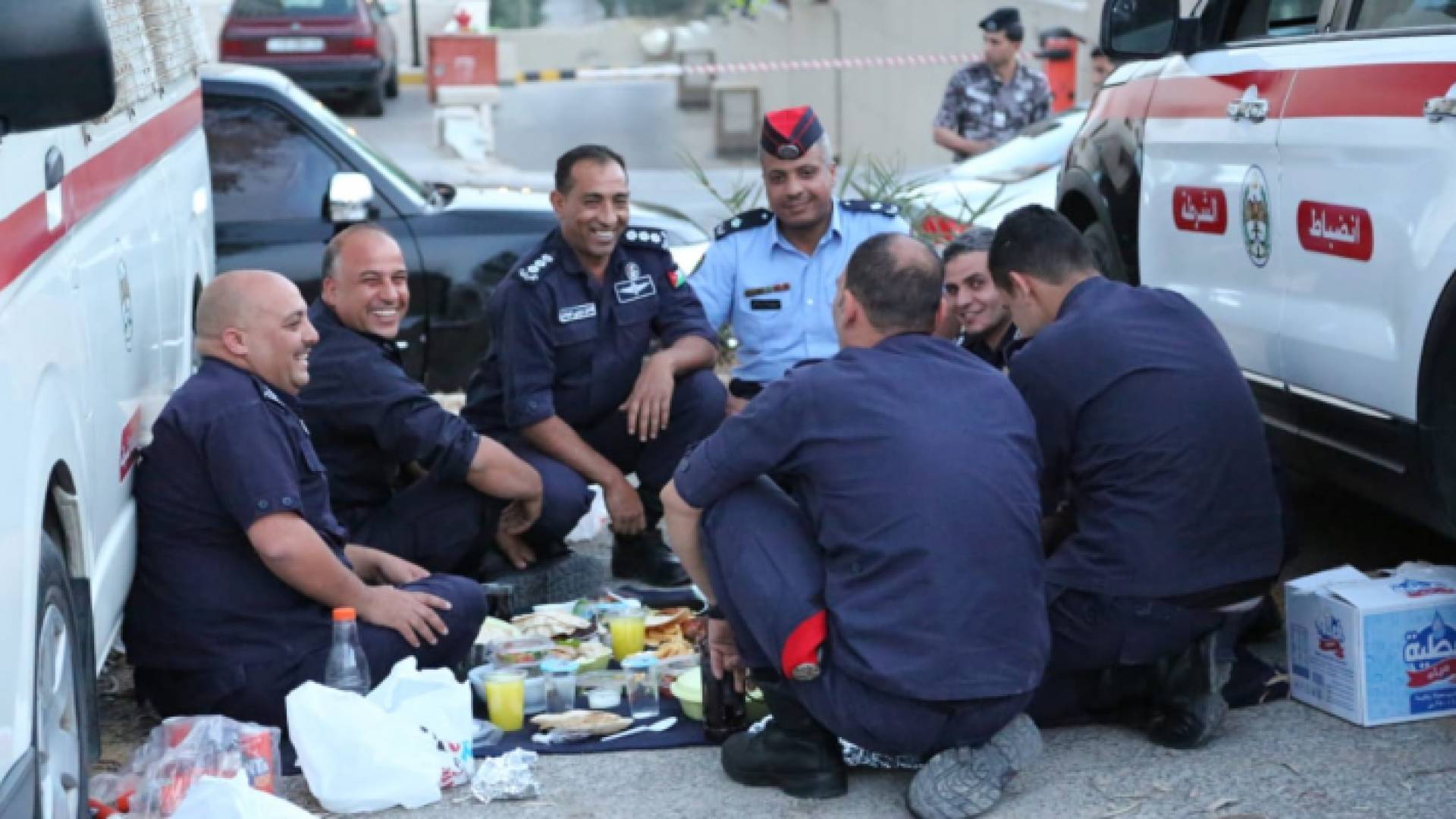 نشامى الأمن العام يتناولون طعام الإفطار في الميدان