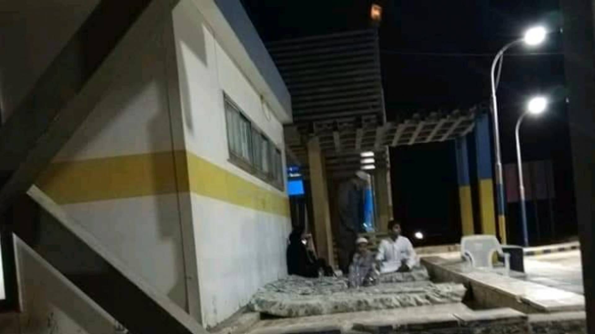 الدوريات الخارجية تقدم المساعدة لعائلة اردنية