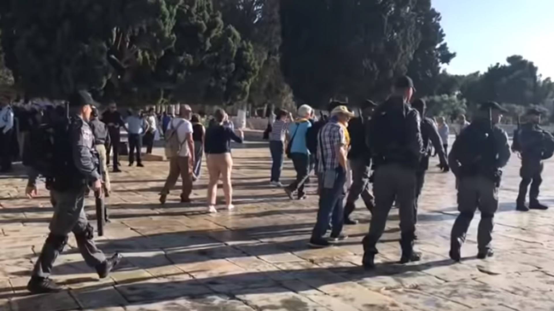 مستوطنون يقتحمون الاقصى والاحتلال يحاصر المصلين