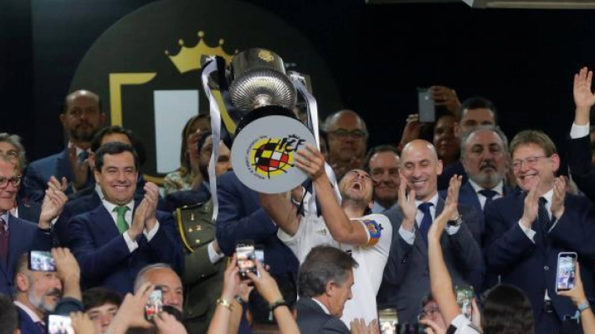 فالنسيا يصفع برشلونة ويظفر بكأس الملك