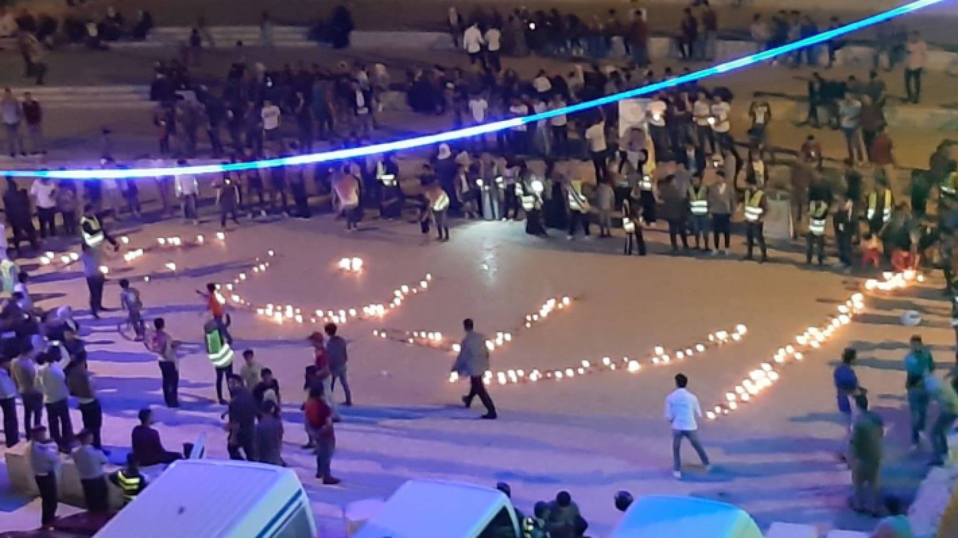 شباب الكرك يكتبون إسم الأردن بالشموع احتفالا بعيد الإستقلال في قلعة الكرك