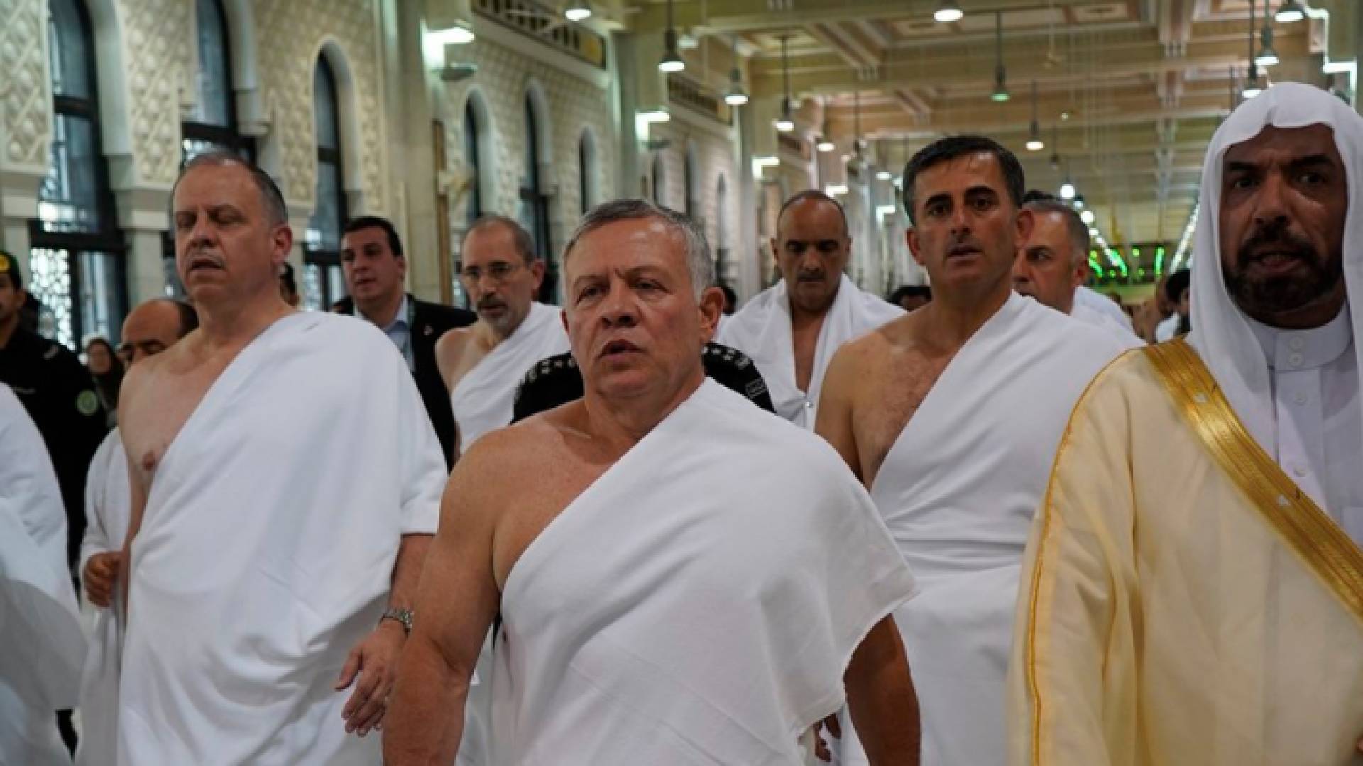 الملك يؤدي مناسك العمرة