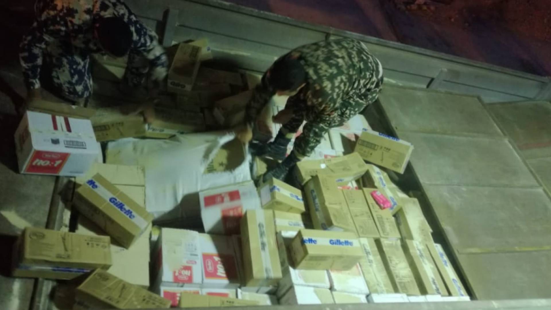 احباط تهريب البسة وبضائع اخفيت داخل "قلاب"