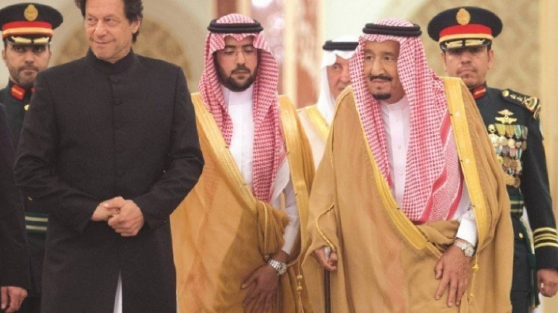 تصرفا يخالف البروتوكولات أثناء استقبال العاهل السعودي له