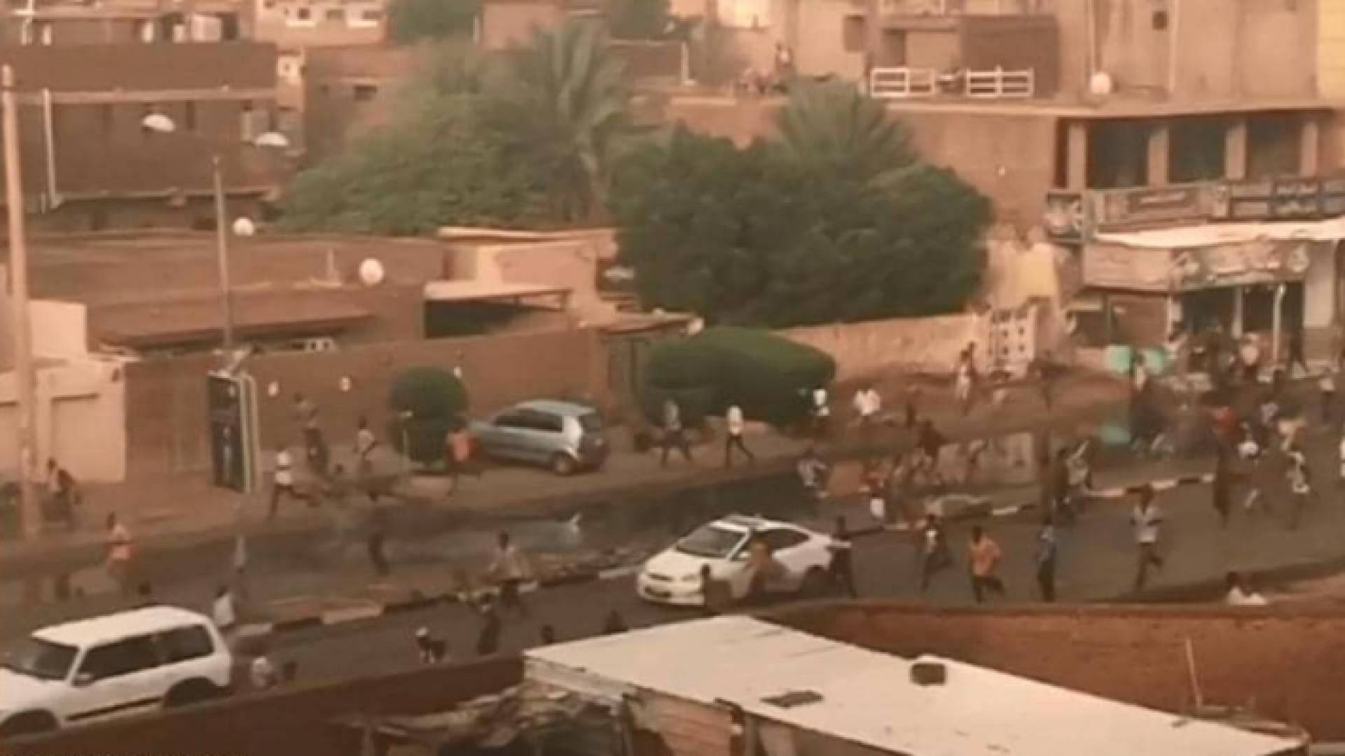 متظاهرون سودانيون في الشوارع بعيد محاولة فض الاعتصام