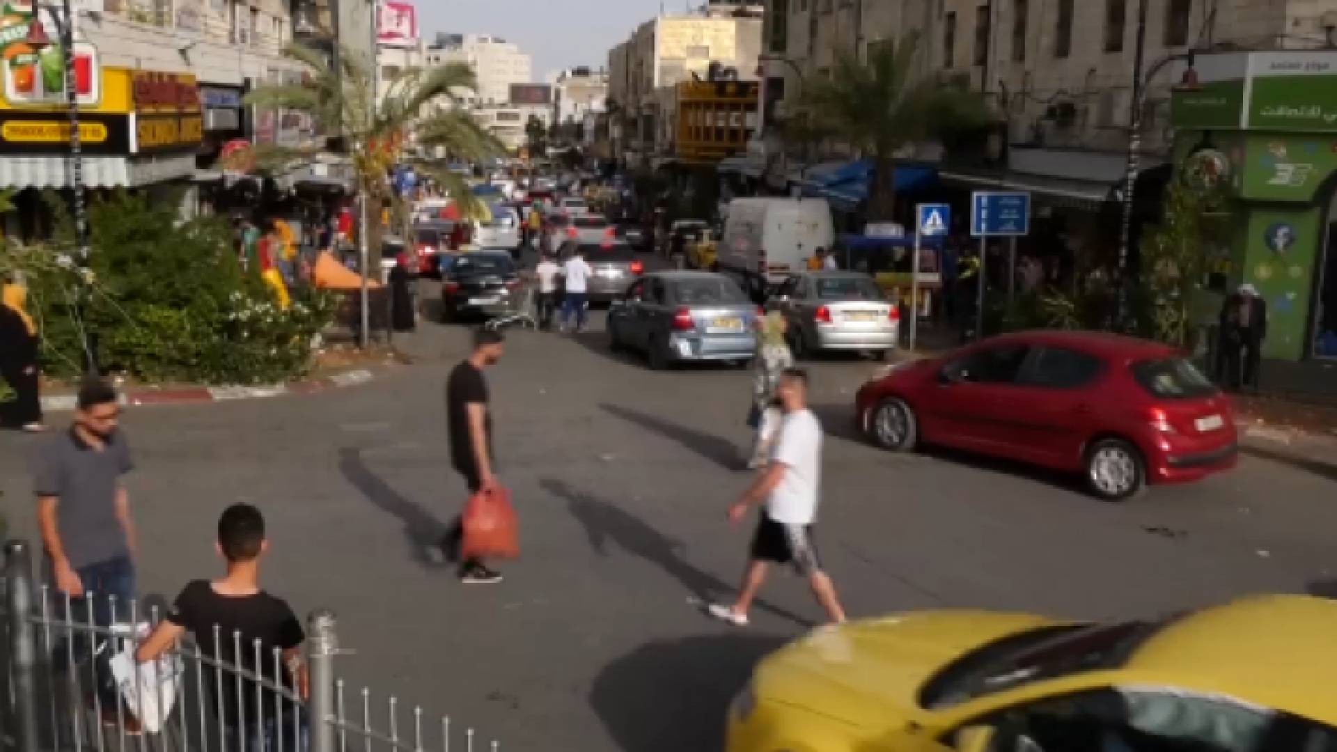 الفلسطينيون يتمنون في العيد عودة رواتبهم كاملة وإنهاء الانقسام وتحرير الأسرى