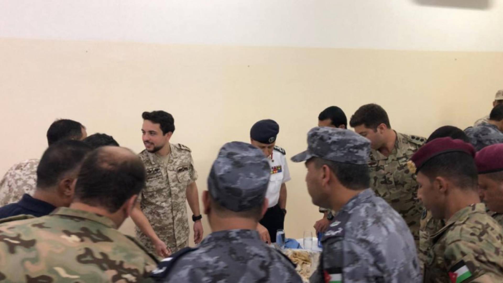 ولي العهد يتناول الإفطار مع كتيبة 71 الخاصة والزوارق الملكية