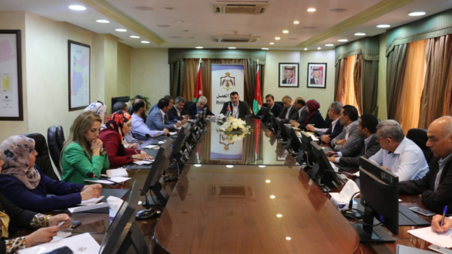 وزير العمل خلال لقائه المدراء العامين لكل من مؤسسة التدريب المهني وصندوق التشغيل والتدريب والتعليم المهني