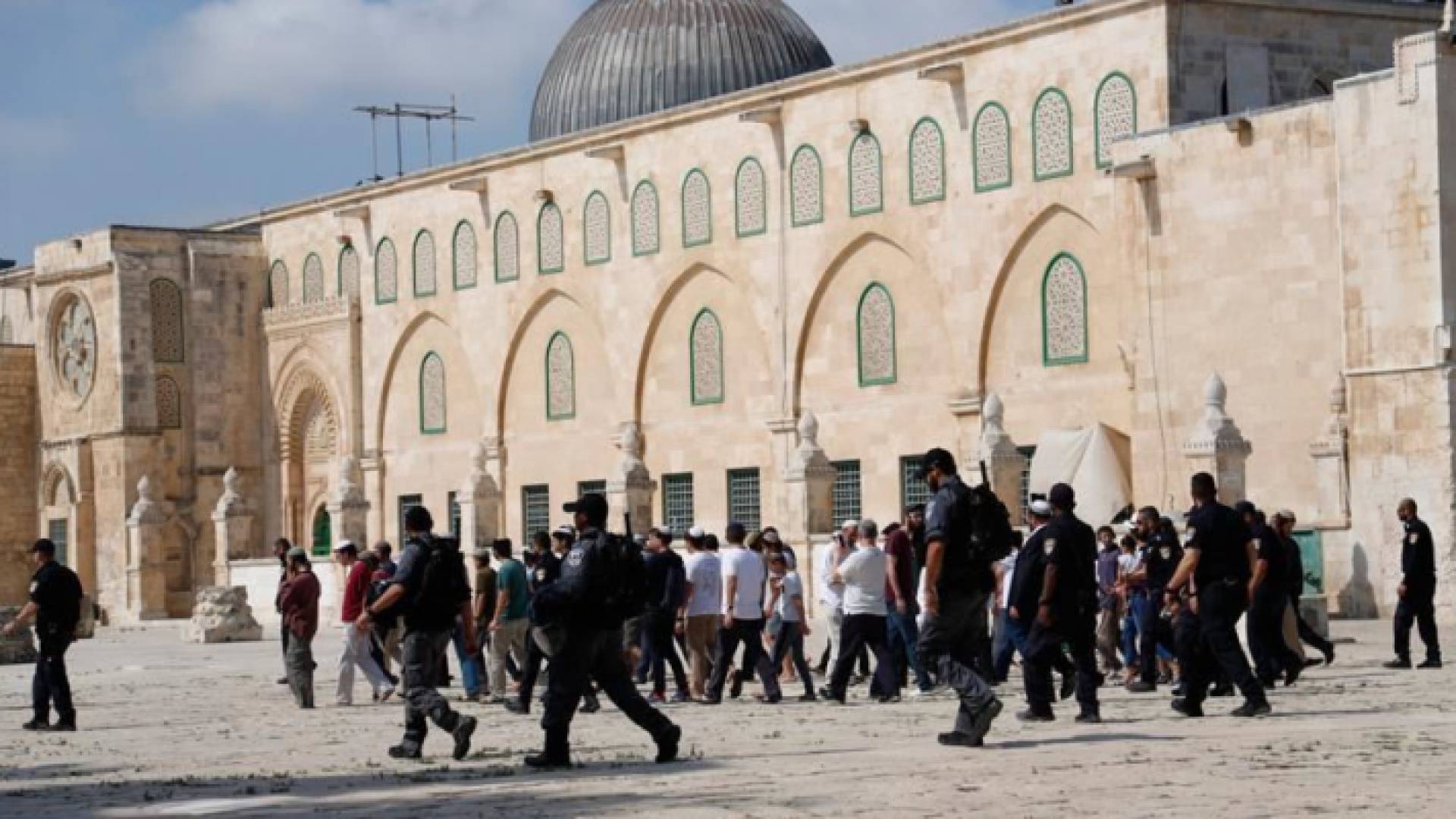 عشرات المستوطنين يقتحمون المسجد الاقصى