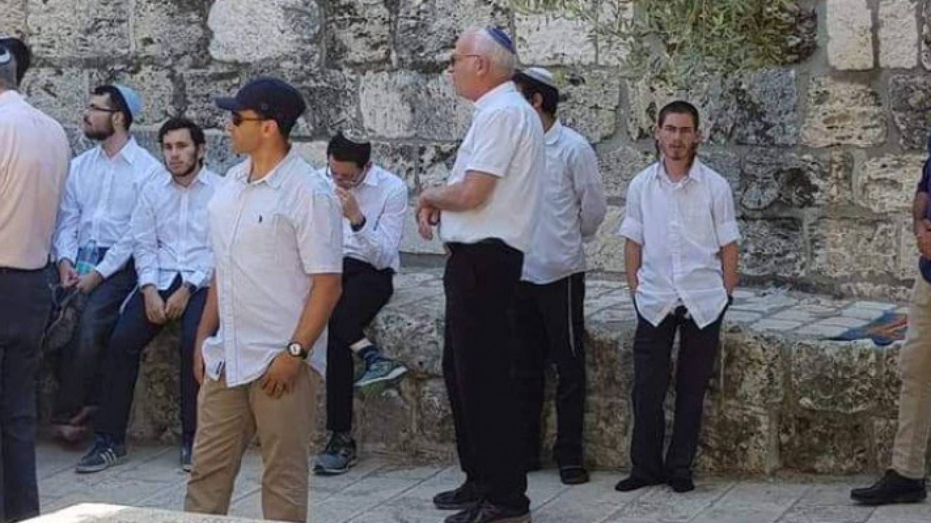 وزير الزراعة في حكومة الاحتلال يقتحم باحات المسجد الاقصى