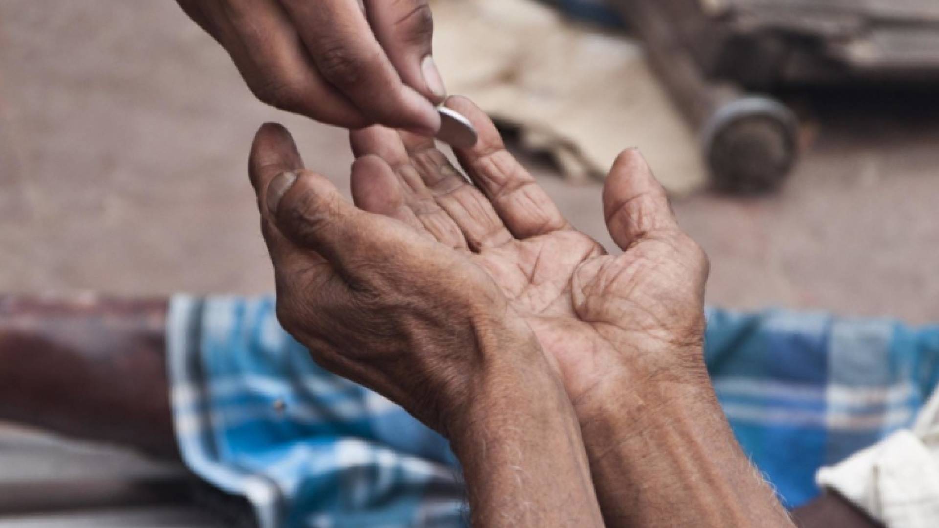 التحقيقات كشفت أن المتسول يملك أيضا 3 سيارات فارهة