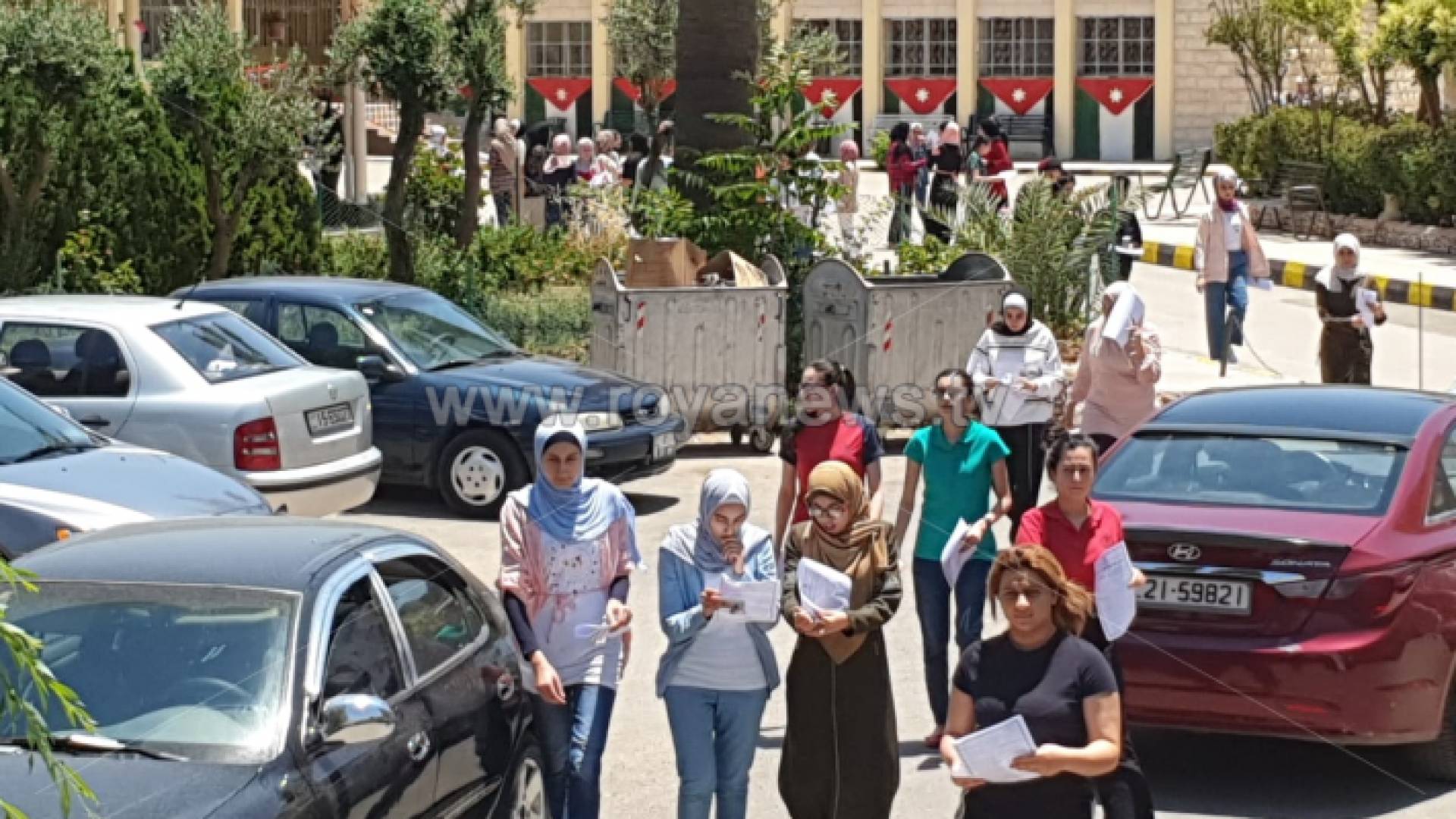لحظة خروج عدد من الطلبة من قاعة أول امتحان لهم في التوجيهي
