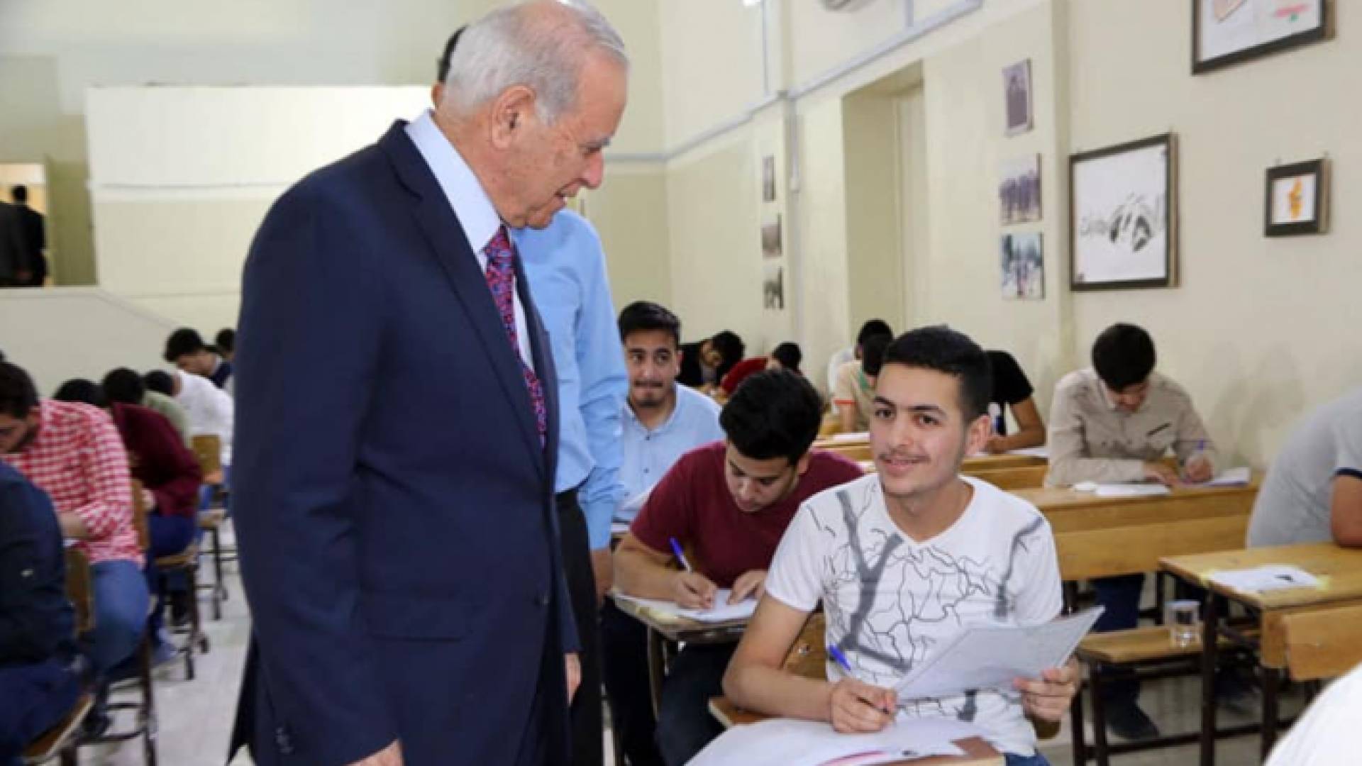 وزير التربية تفقد عددا من قاعات امتحان الثانوية العامة للاطمئنان على سير الامتحان
