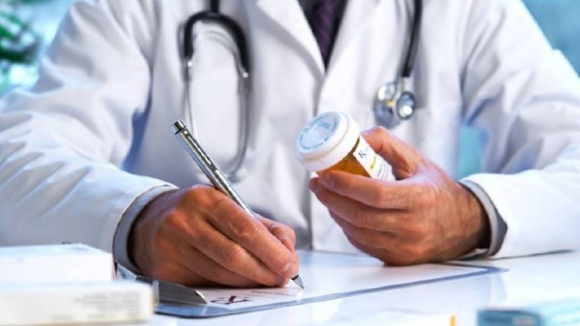 طبيب يكتب وصفة طبية - ارشيفية