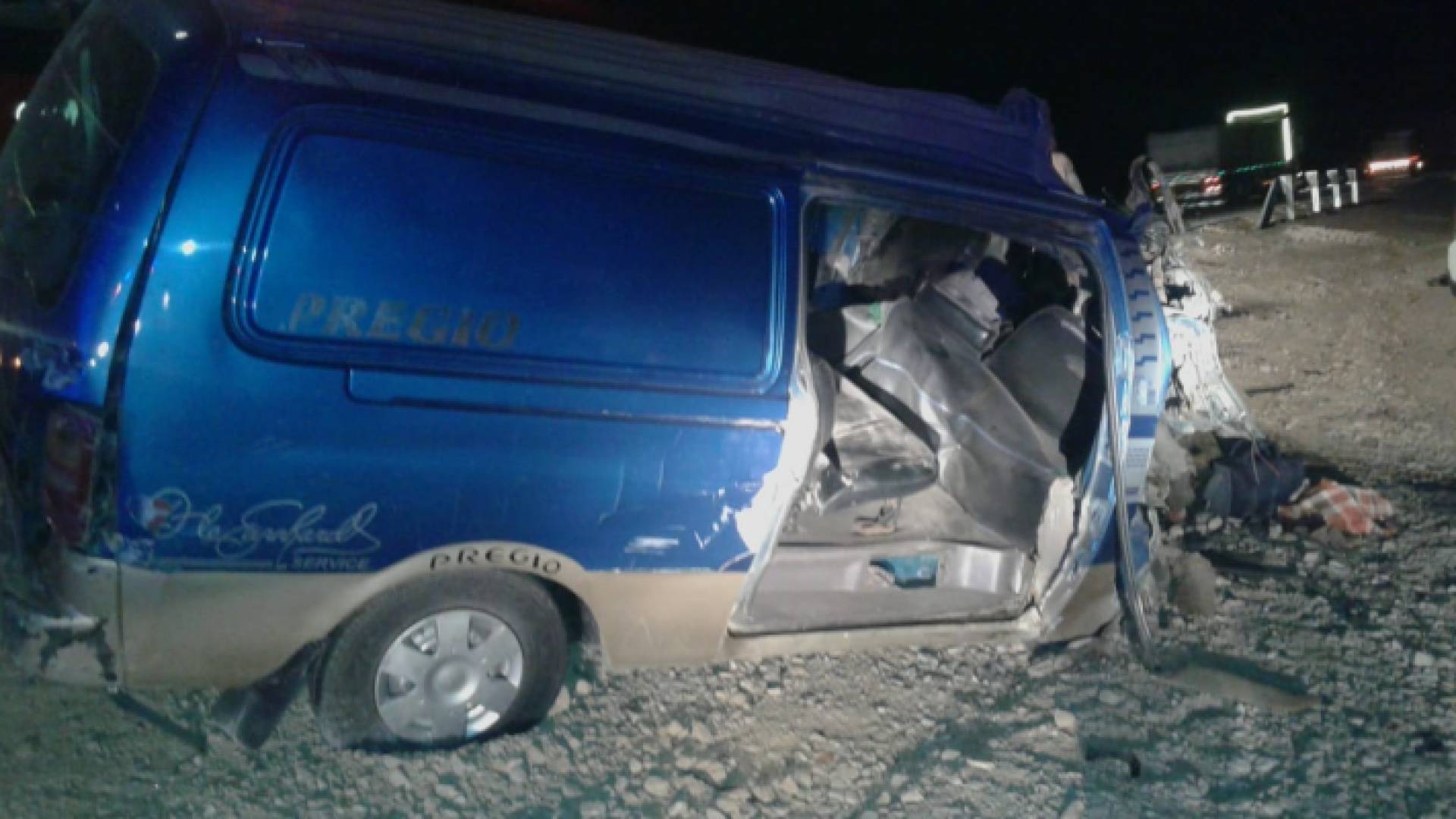 صورة من موقع الحادث الذي وقع فجر الأحد على الطريق الصحراوي