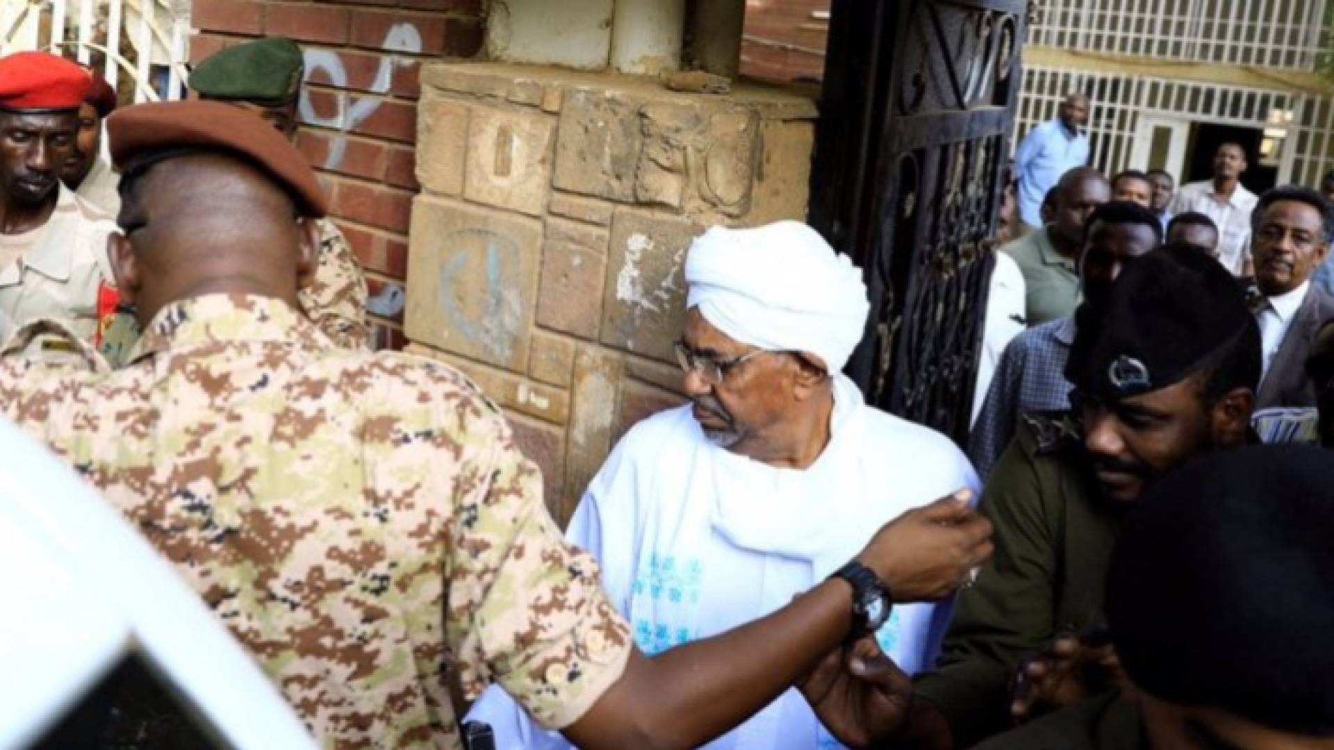 البشير يمثل أمام النيابة