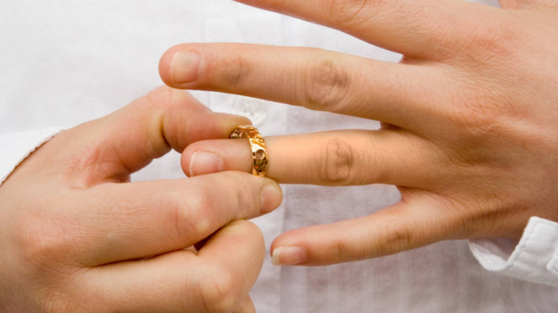 الخبير نصح المتزوجين بأن لا تكونوا آخر المتغزلين ببعضكم