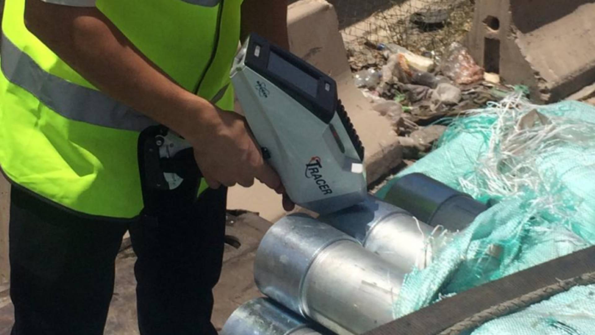 الجمارك تستخدام أجهزة كشف وفحص البضائع في الموقع