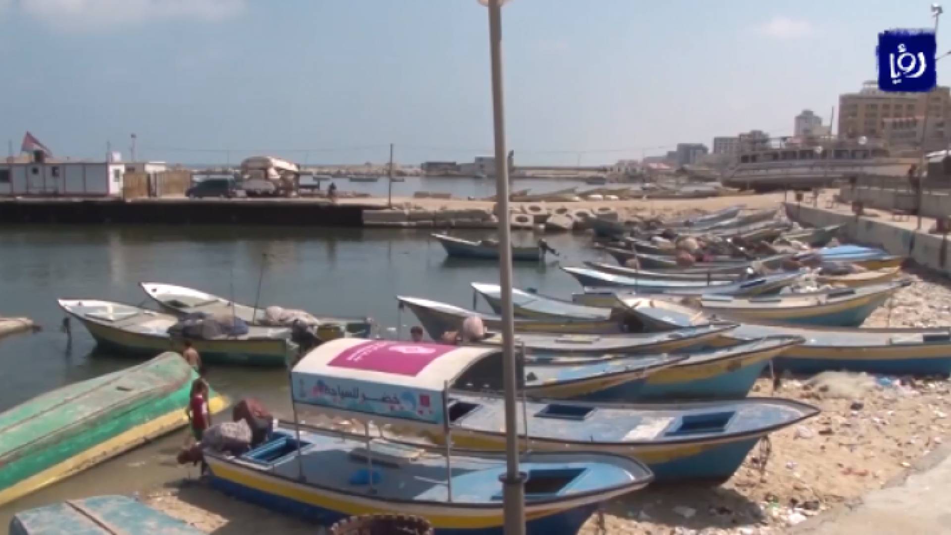 تضييق الاحتلال على الصيادين يزيد الأعباء المعيشية على أبناء غزة