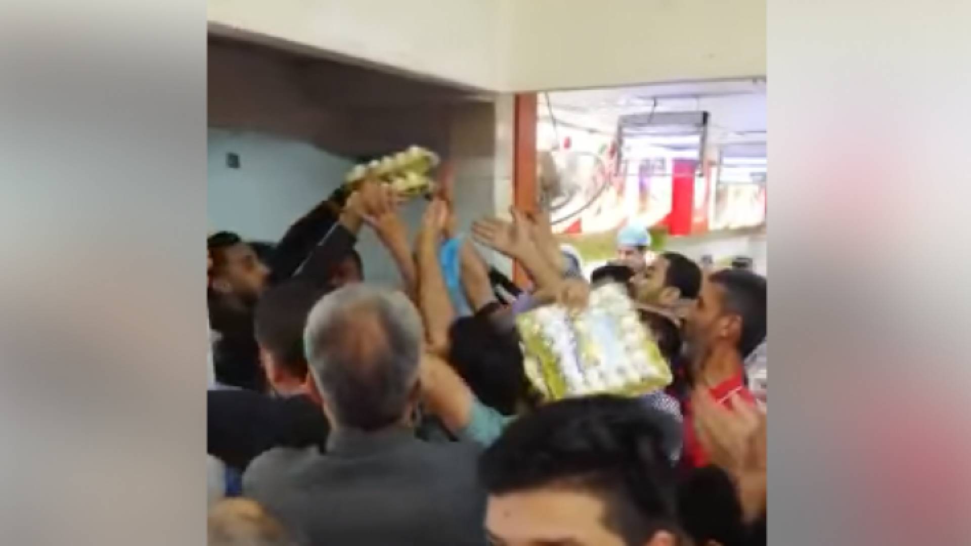 تدافع لشراء البيض في احد مولات الزرقاء