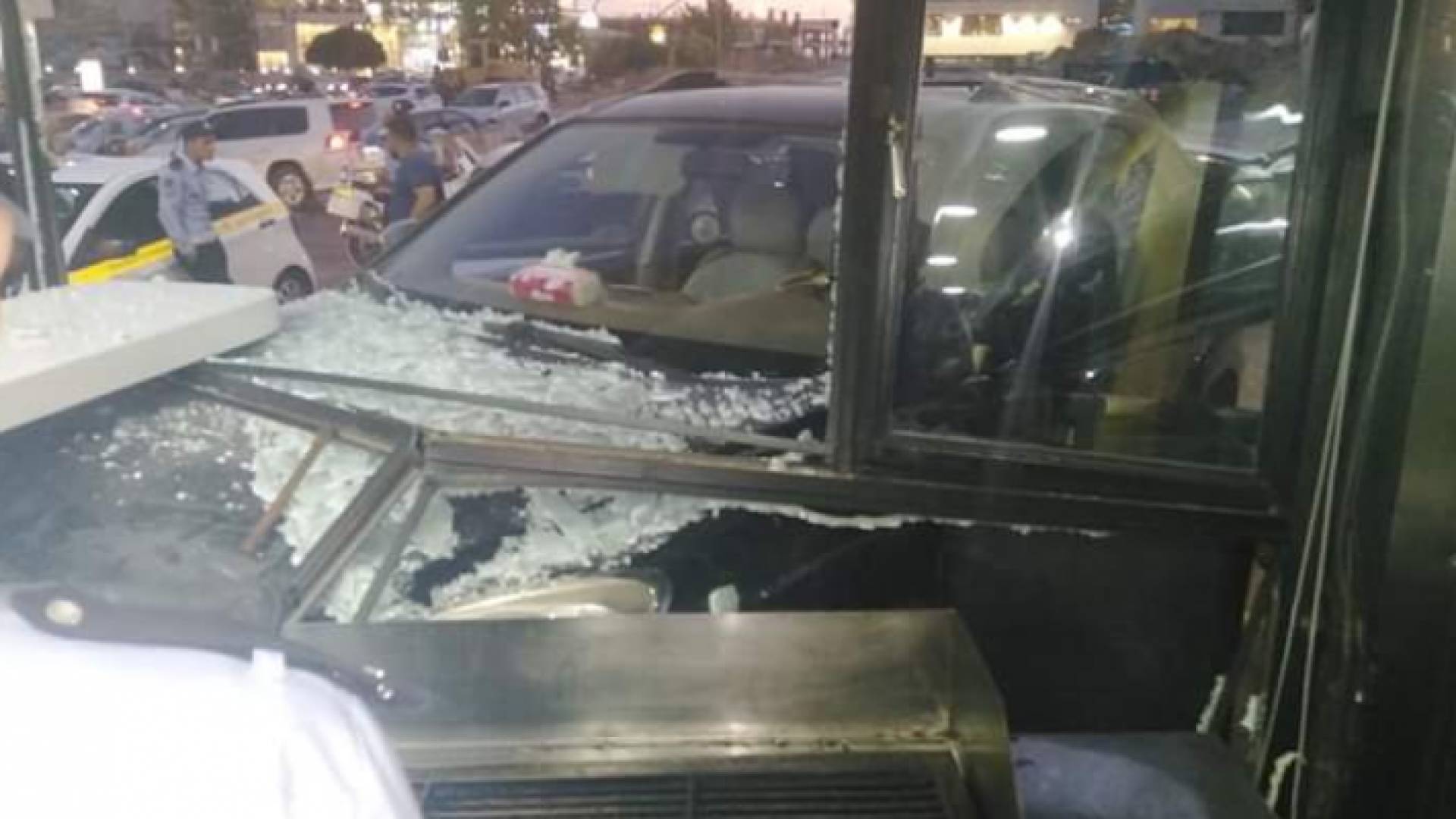 مركبة تصطدم بواجهة زجاجية لأحد المطاعم في خلدا