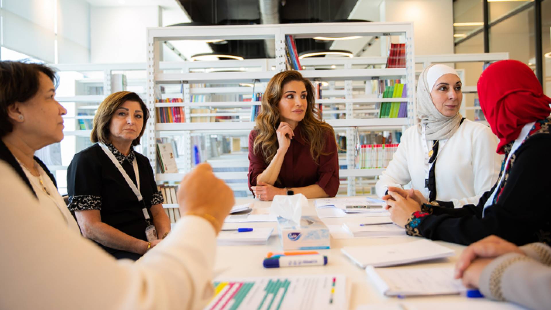 الملكة رانيا العبدالله تتابع سير عمل أكاديمية الملكة رانيا لتدريب المعلمين