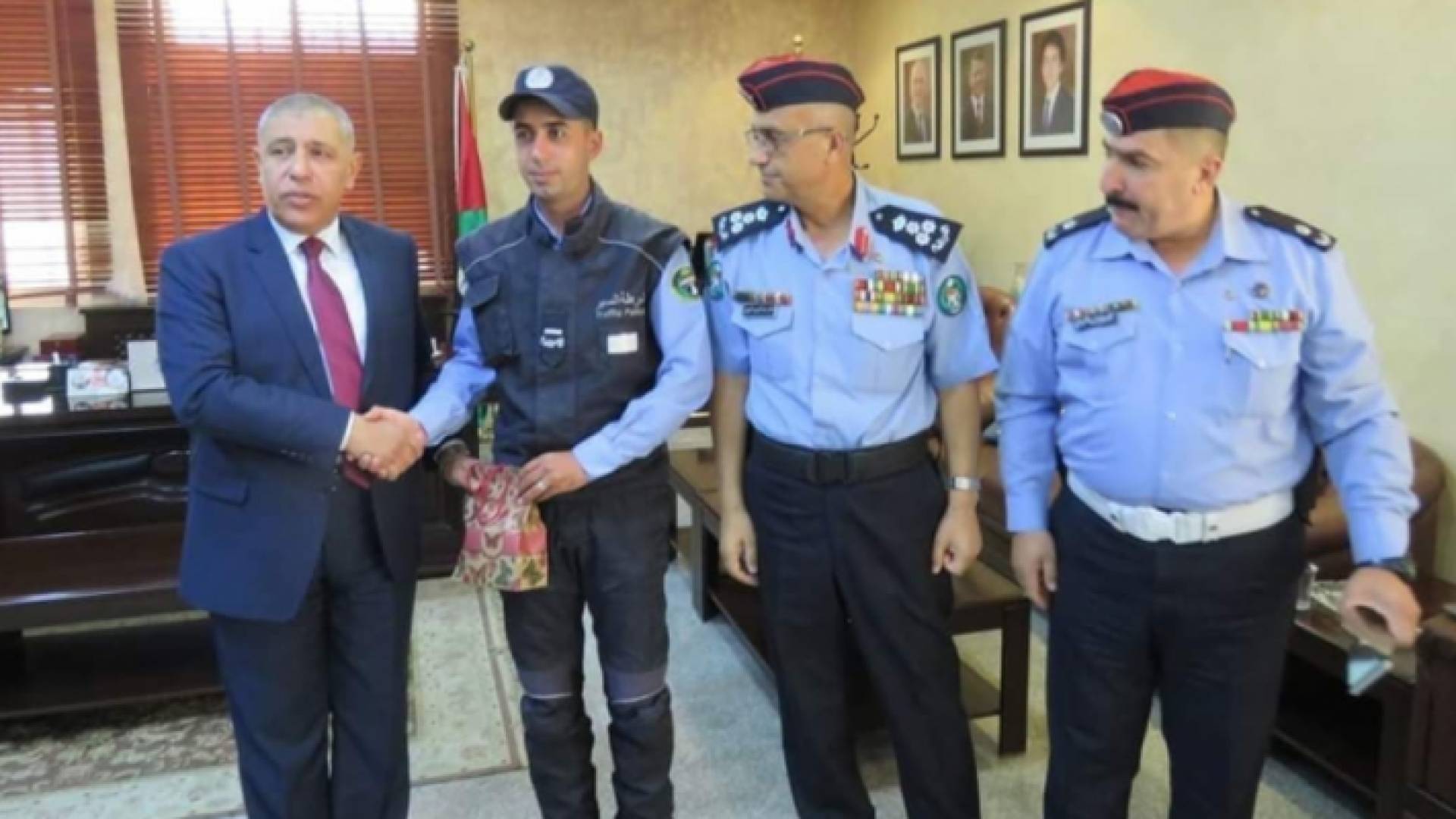 خلال التكريم لرجل السير